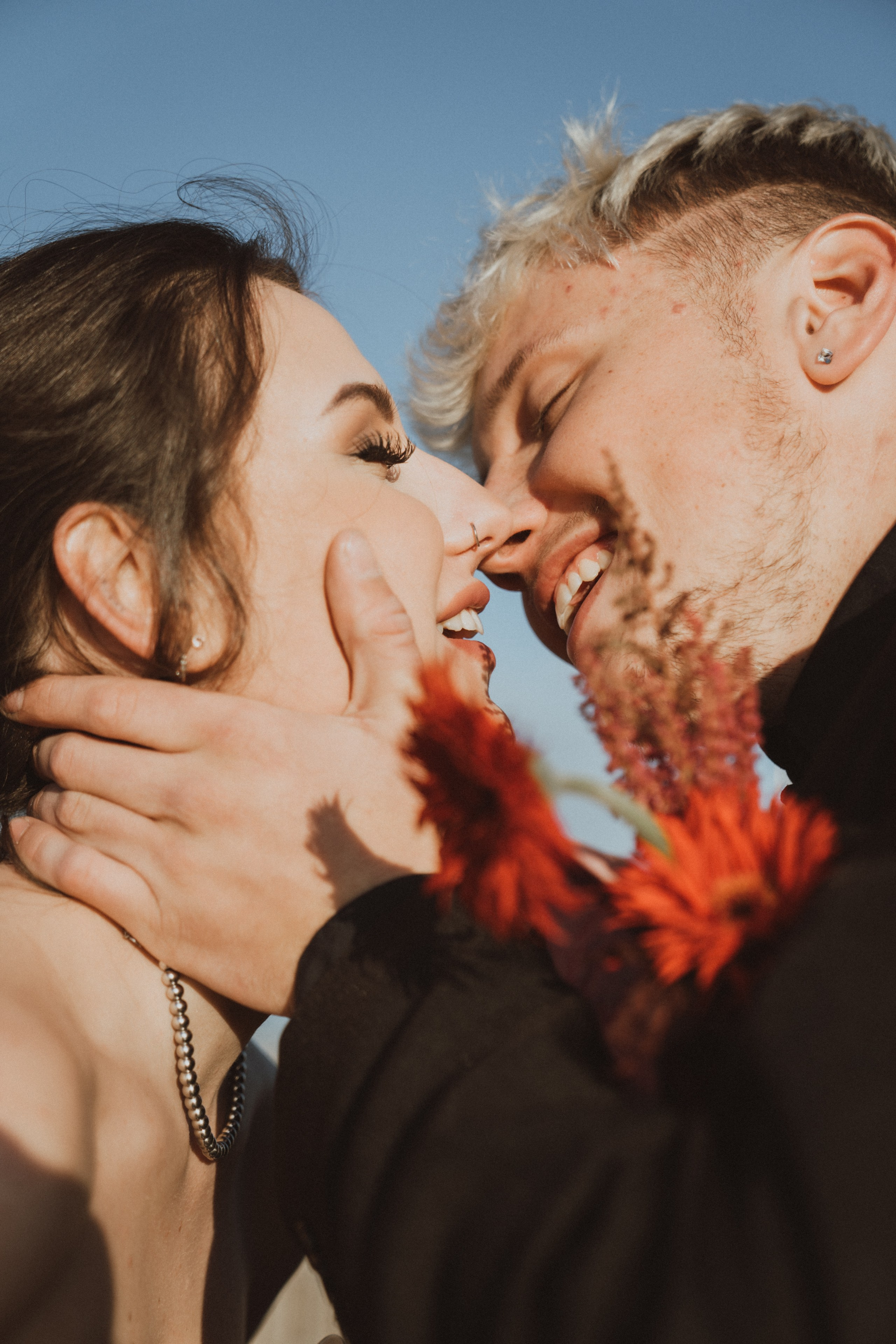Detailní portrét páru při svatbě ve dvou v Praze, elopement wedding fotografie zachycující blízkost a emoce.