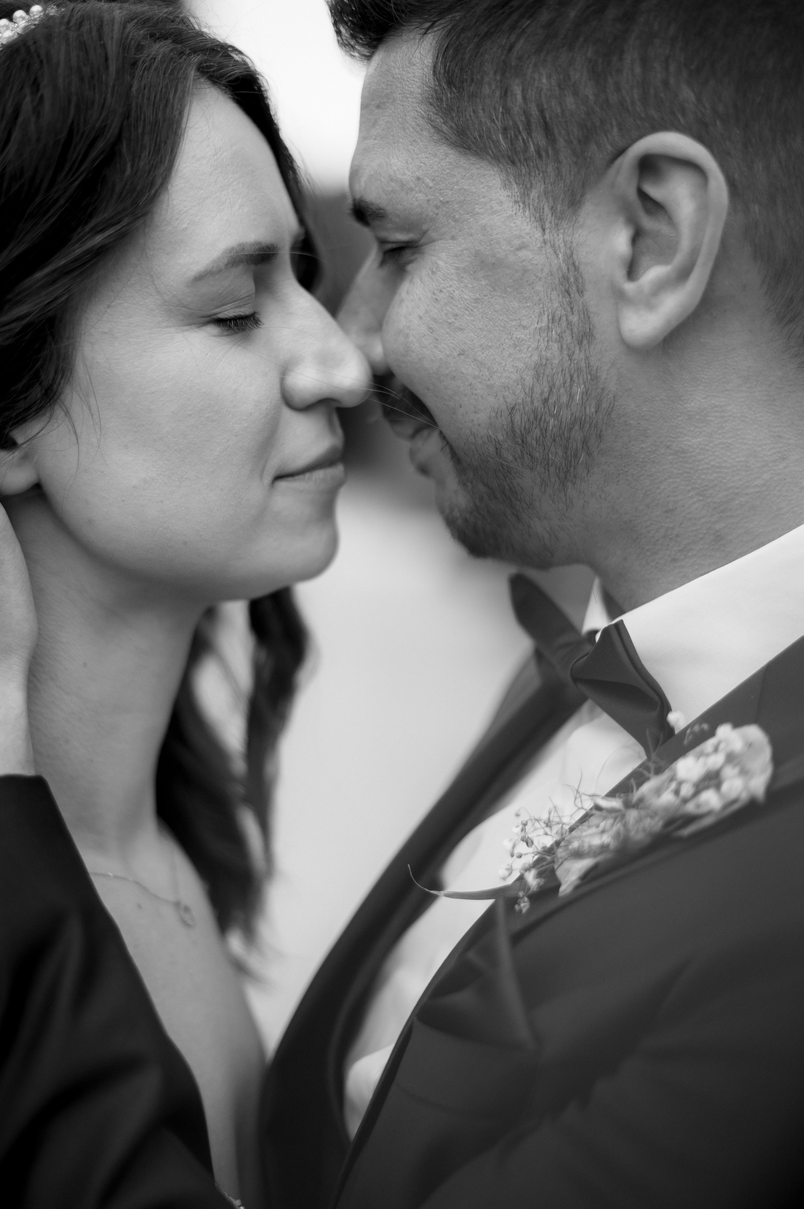 Schwarzweiß Nahaufnahme eines verliebten Brautpaares während der Hochzeit