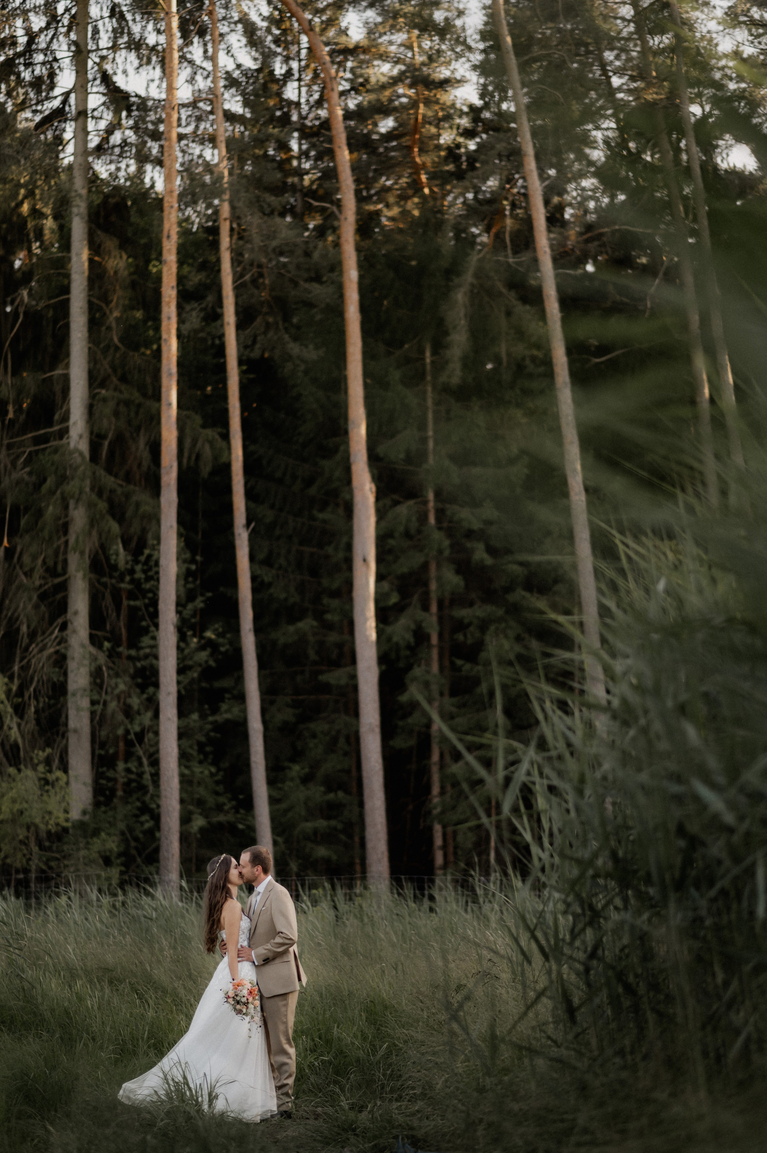 Sommer, Liebe & zwei wunderschöne Kleider: Gartenhochzeit in Gunzenhausen. Photographer in Ansbach for Couples, Weddings and After Wedding
