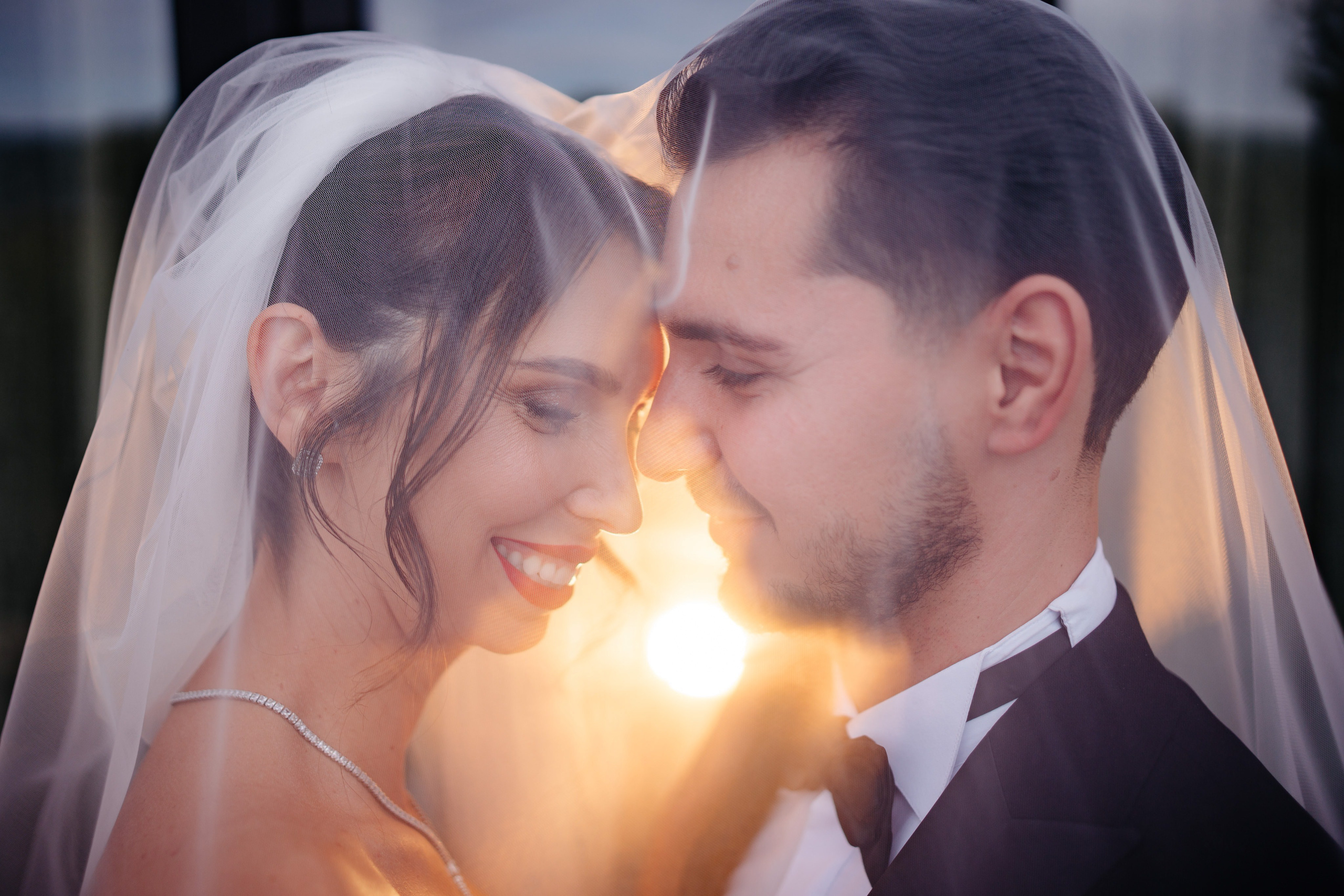 Mirii surprinși într-un moment romantic în fața locației de tip A-frame.