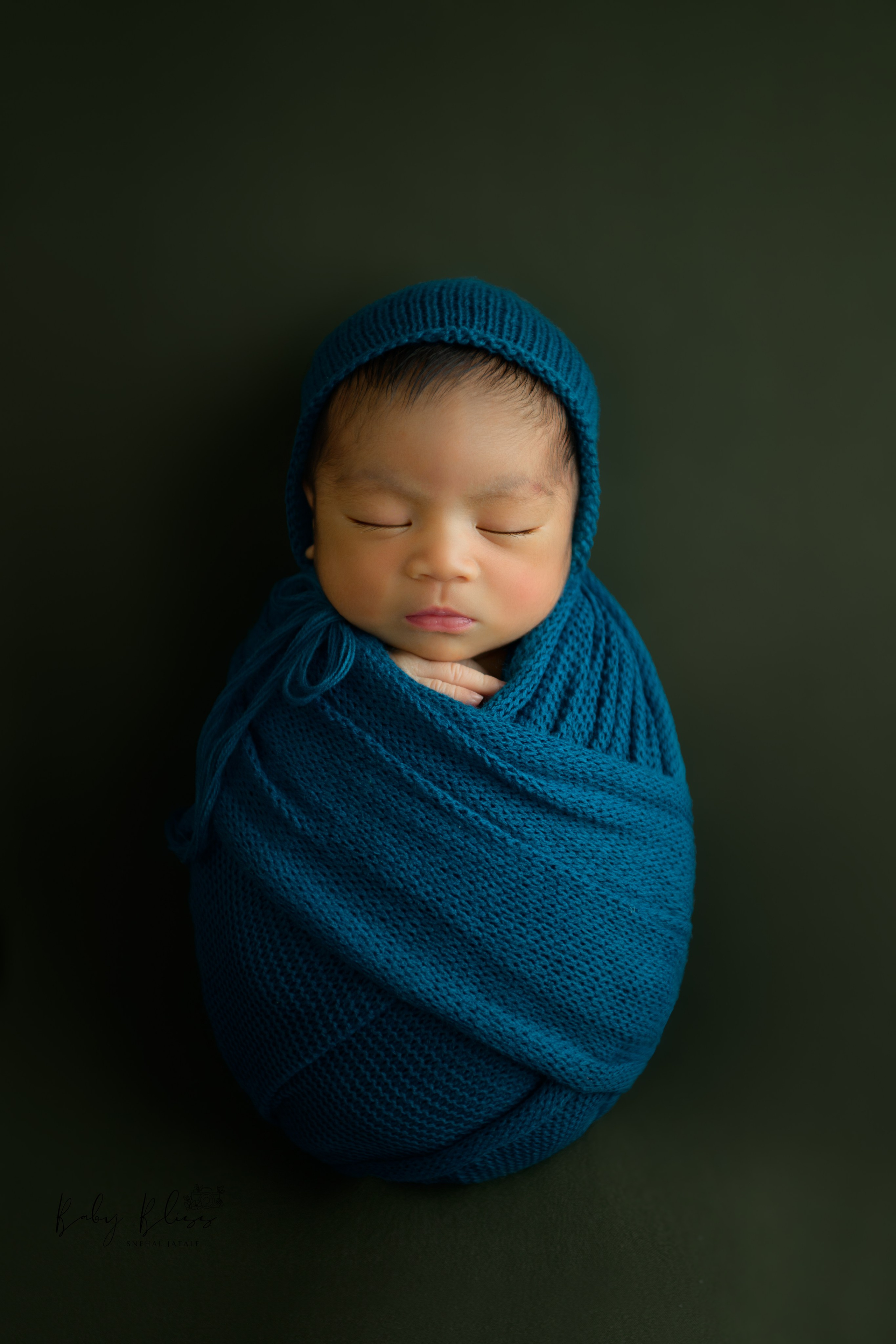 Best newborn photographer in Doha, Qatar. Best infant photoshoot in Doha, Qatar. Newborn photo session in Doha Qatar, baby, sitter, cake smash, pre-birthday, maternity, family photographer in Doha, Qatar