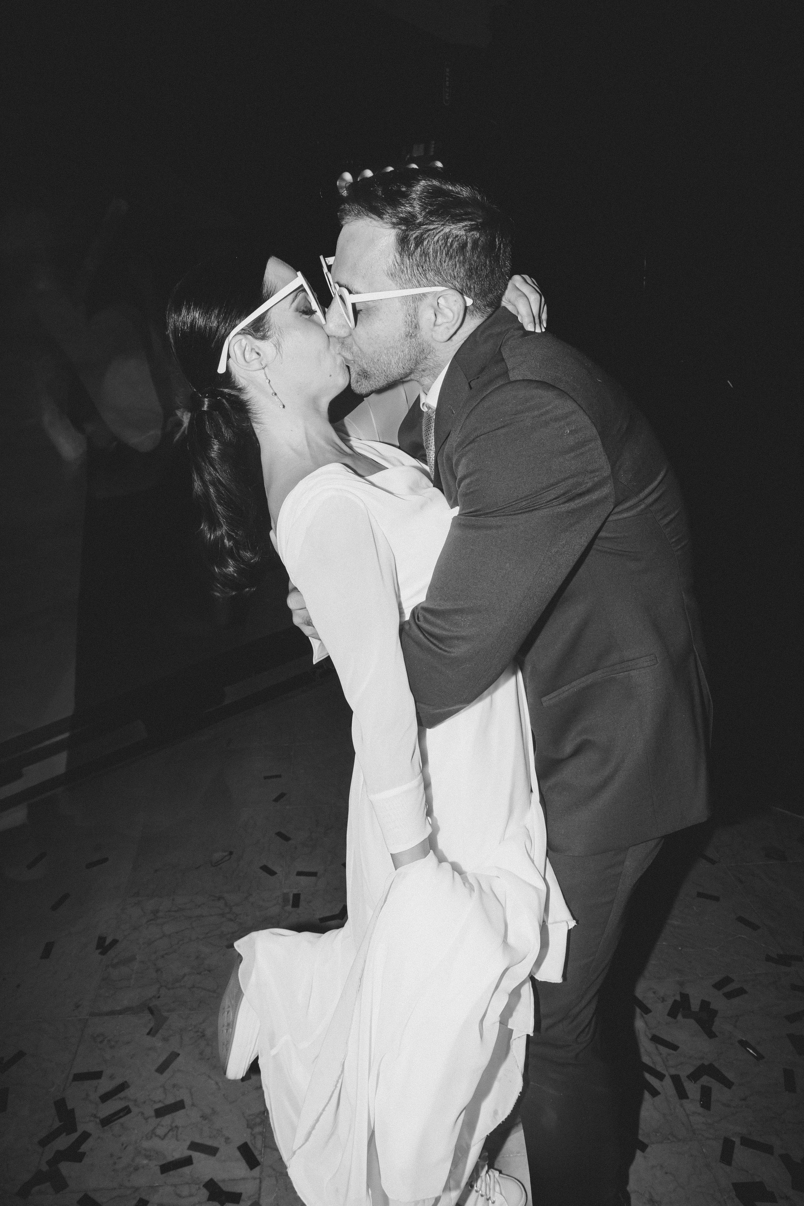 Novios besándose durante la fiesta de boda en Finca Torrefiel