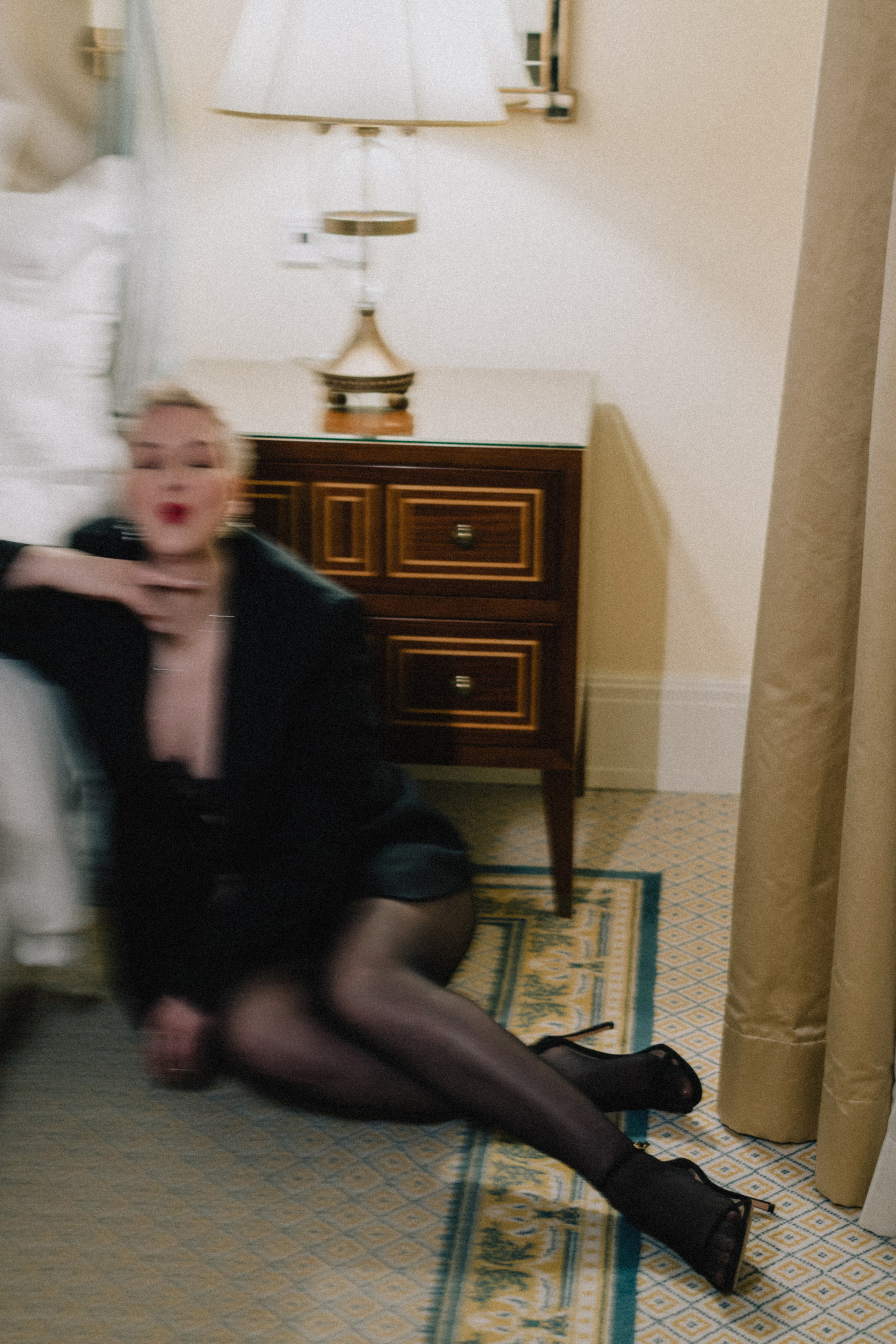 Luxury Boudoir Photography NYC | Four Seasons Hotel Photo Sessions. Videographer and photographer in New York // MAKAROV.VIDEO