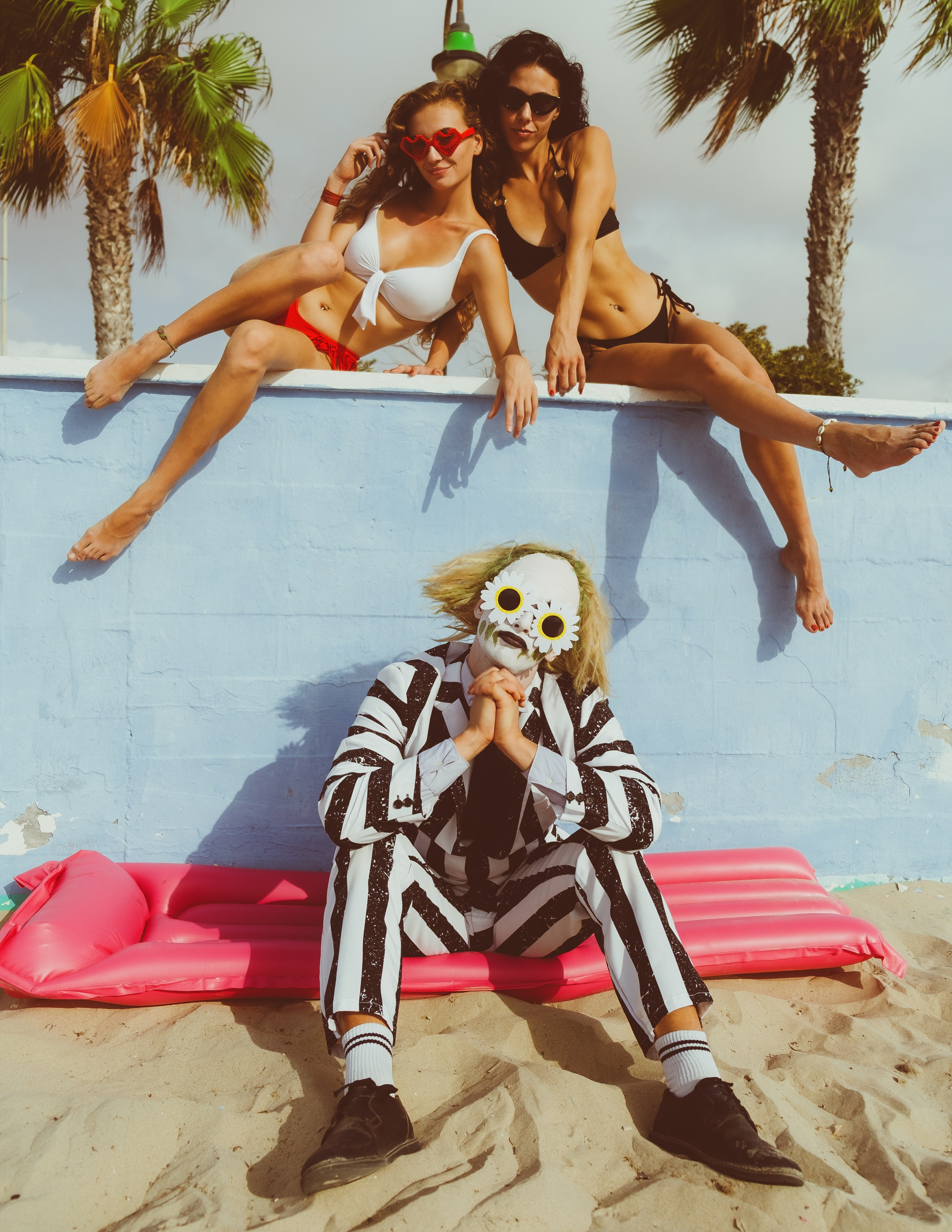 Beetlejuice на море: Экспериментальная фотосессия с цирковыми артистами — Фотограф Андрей Луковников