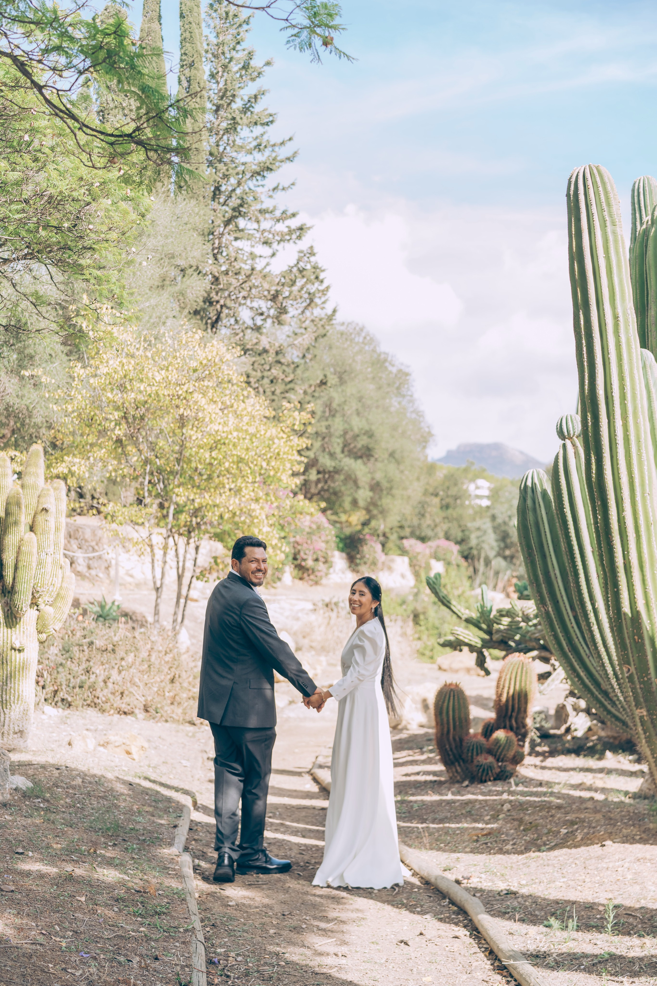 Sincere emotions at a wedding photo shoot. Photographer in Mallorca