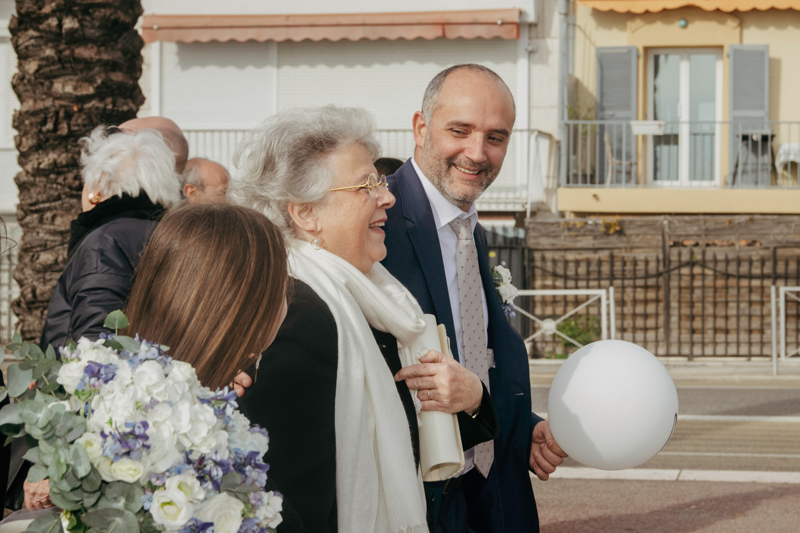 Le marié s’approche de sa mère et l’enlace tendrement.