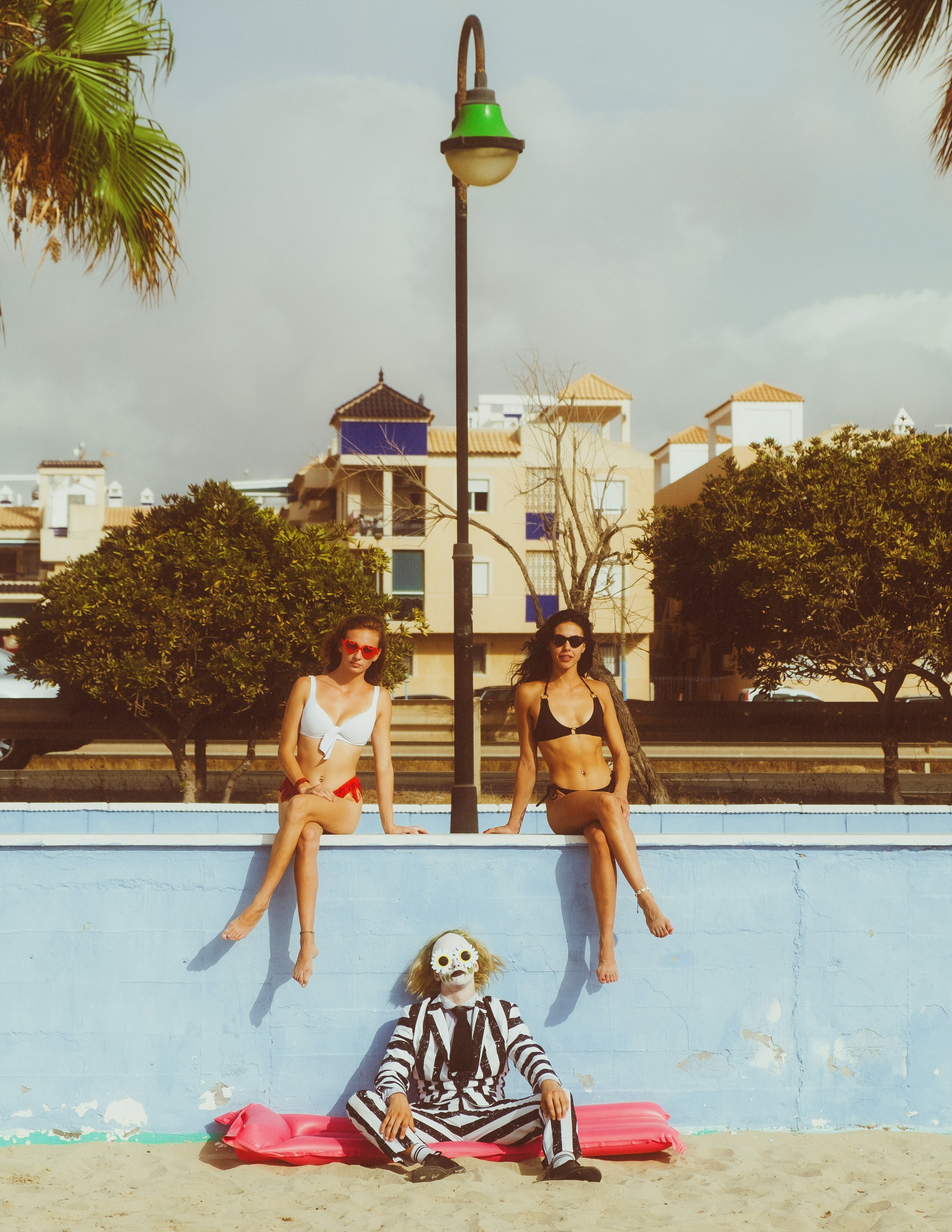 Beetlejuice на море: Экспериментальная фотосессия с цирковыми артистами — Фотограф Андрей Луковников