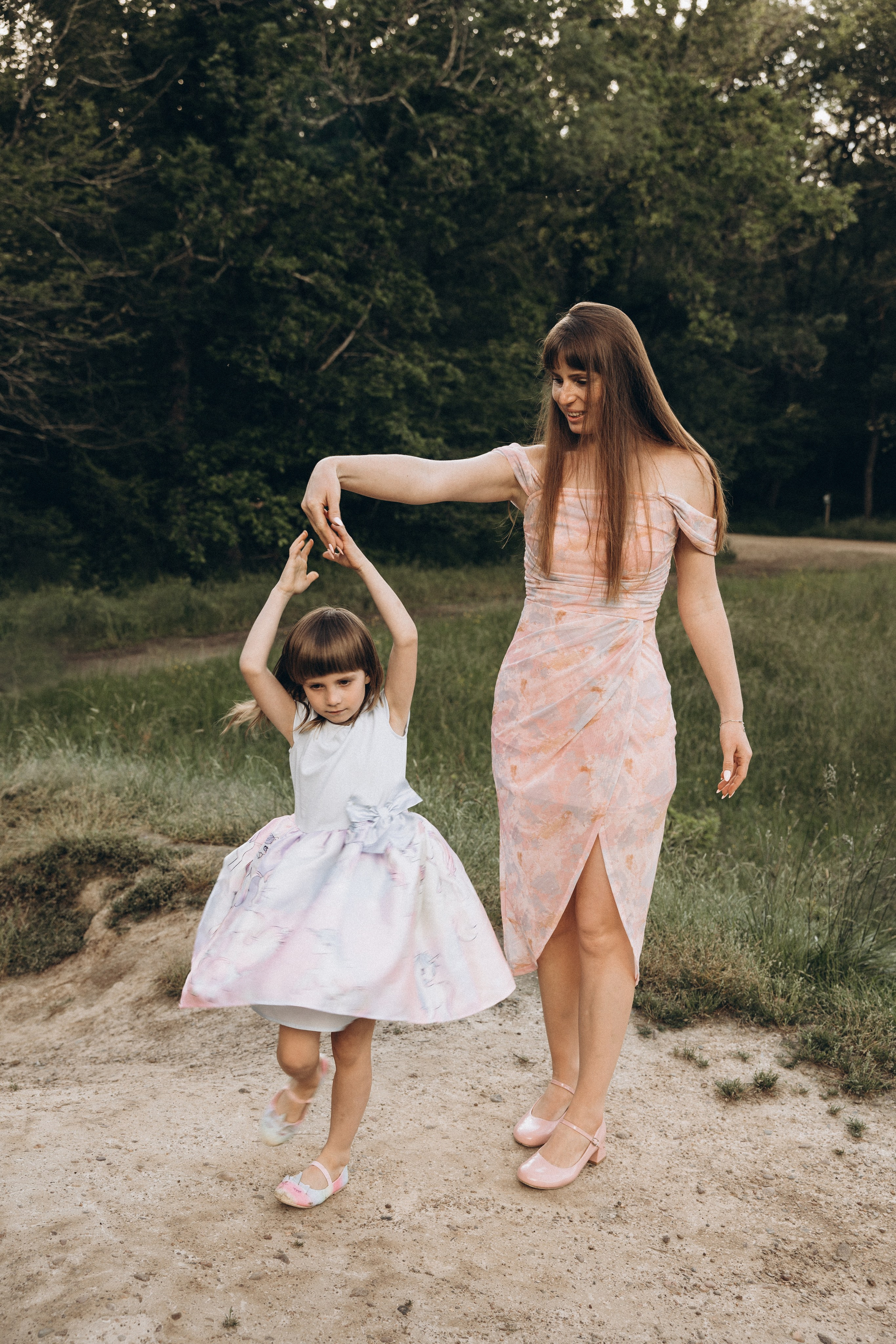 Séance photo en famille Forêt de Bouconne. Eugénie Smirnova — photographe à Toulouse et dans le sud-ouest de la France