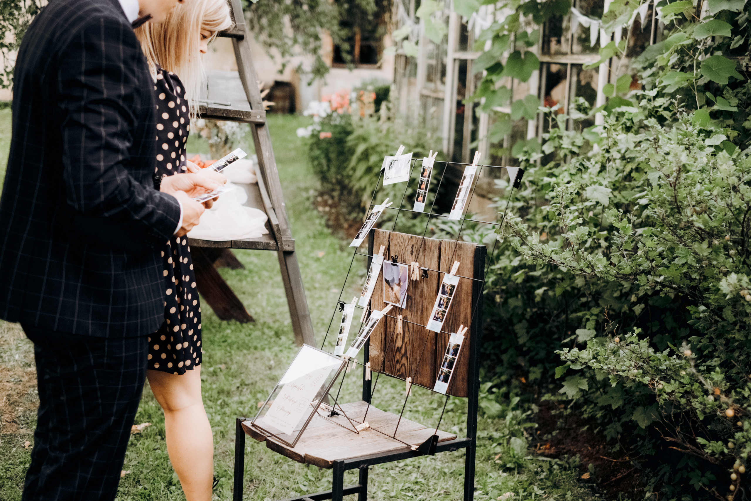 Kāzu foto stāsts Valmierā - Viesu nams Siltumnīca | Madara un Gvido. Kāzu × Ģimenes notikumu fotografs Edgars Kalniņš
