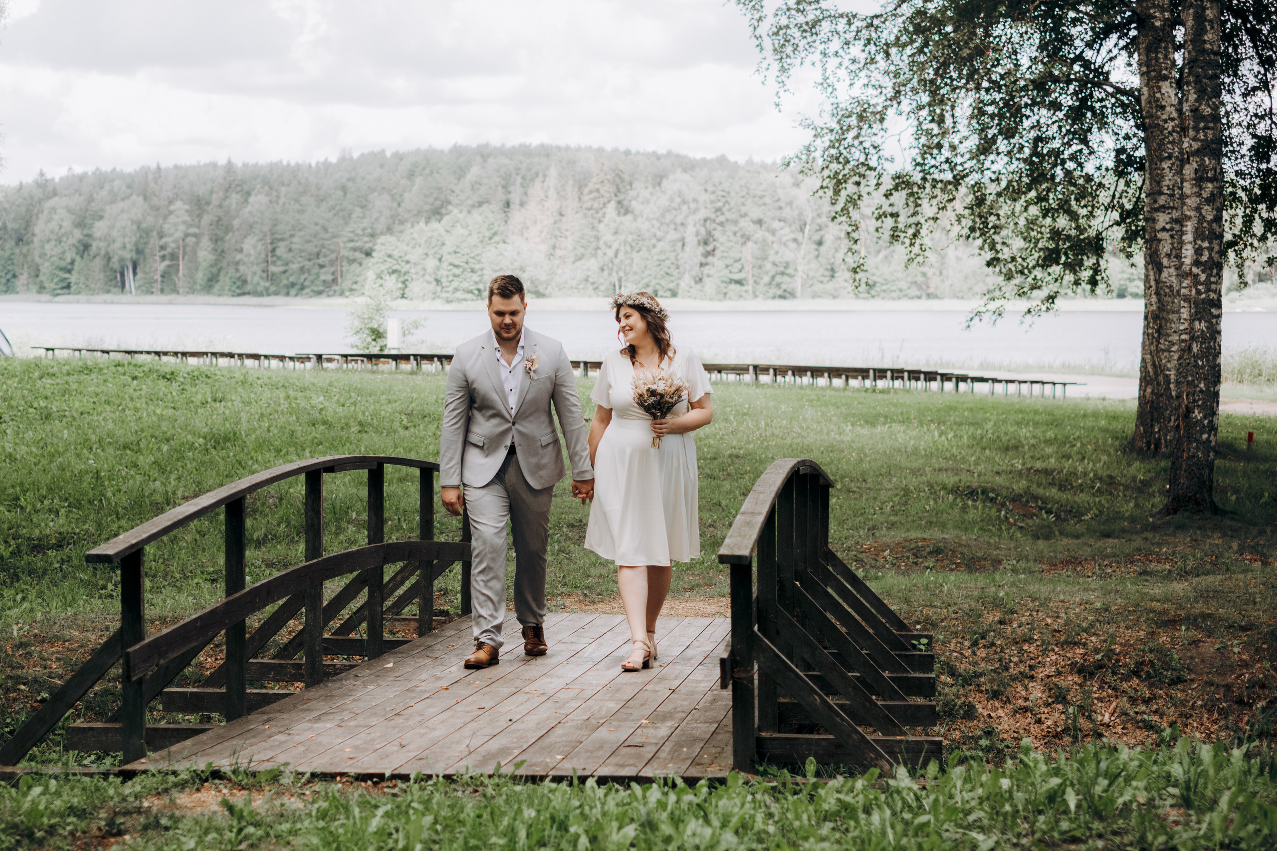 Kāzu foto stāsts Valmierā - Viesu nams Siltumnīca | Madara un Gvido. Kāzu × Ģimenes notikumu fotografs Edgars Kalniņš