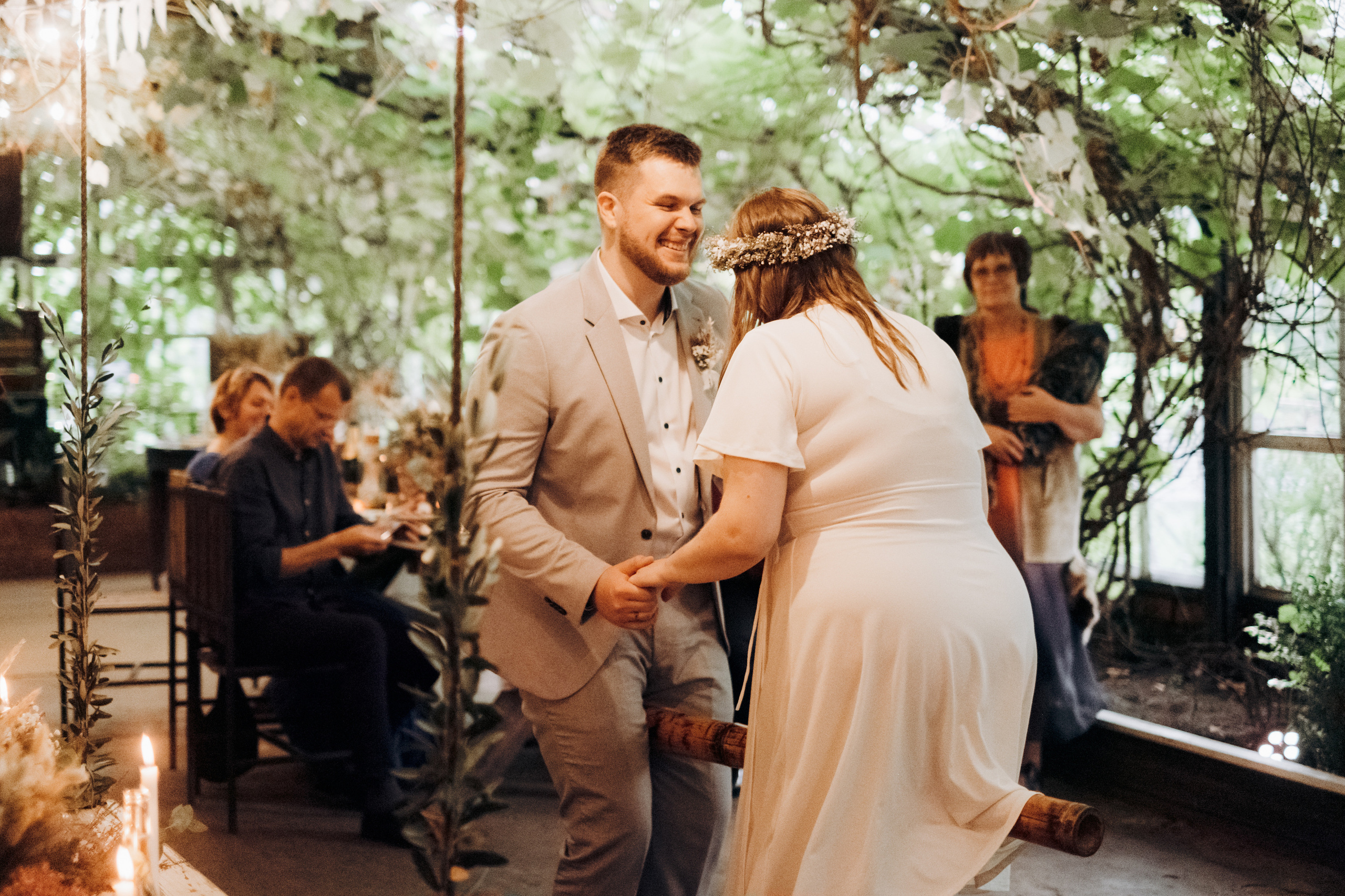 Kāzu foto stāsts Valmierā - Viesu nams Siltumnīca | Madara un Gvido. Kāzu × Ģimenes notikumu fotografs Edgars Kalniņš