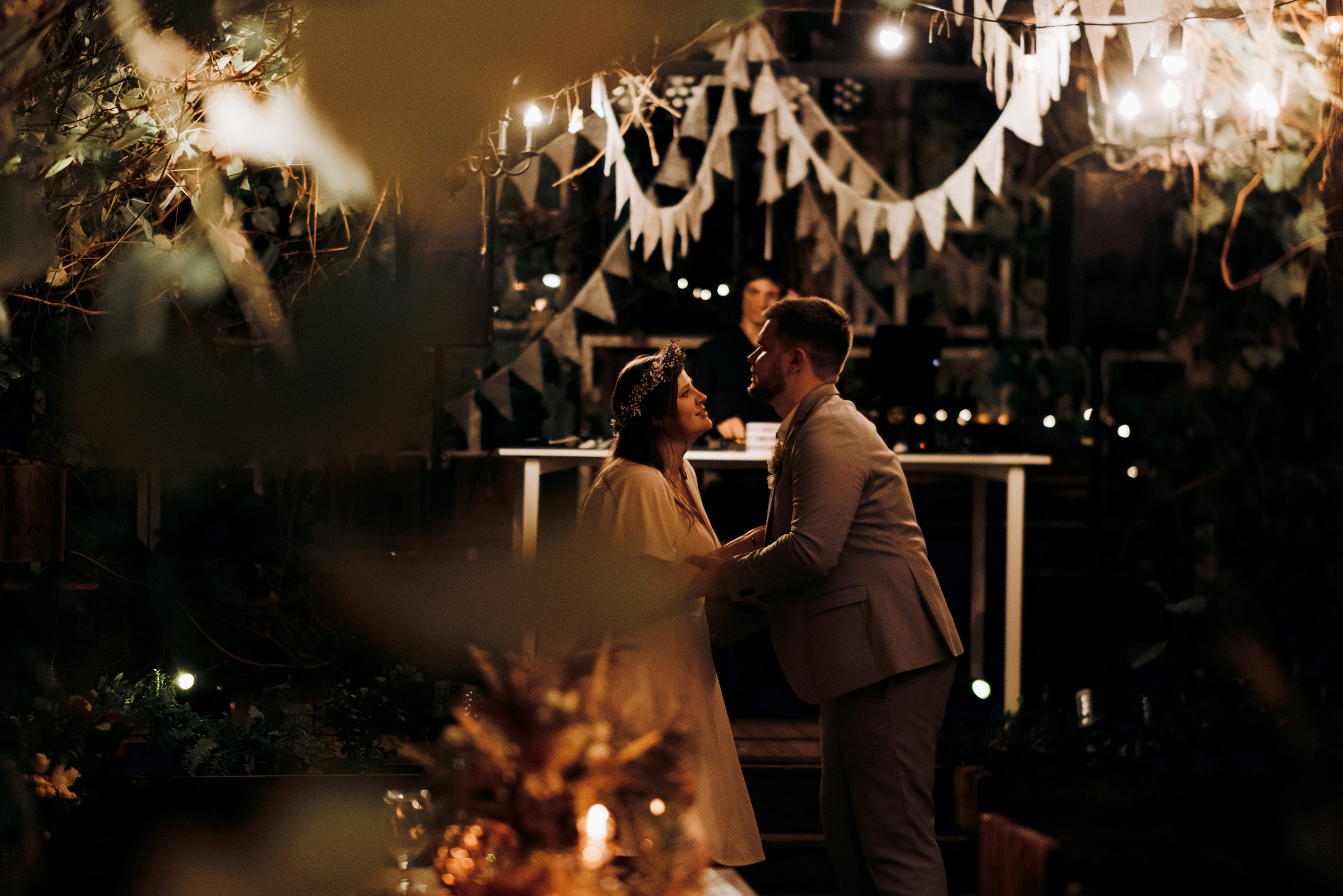 Kāzu foto stāsts Valmierā - Viesu nams Siltumnīca | Madara un Gvido. Kāzu × Ģimenes notikumu fotografs Edgars Kalniņš