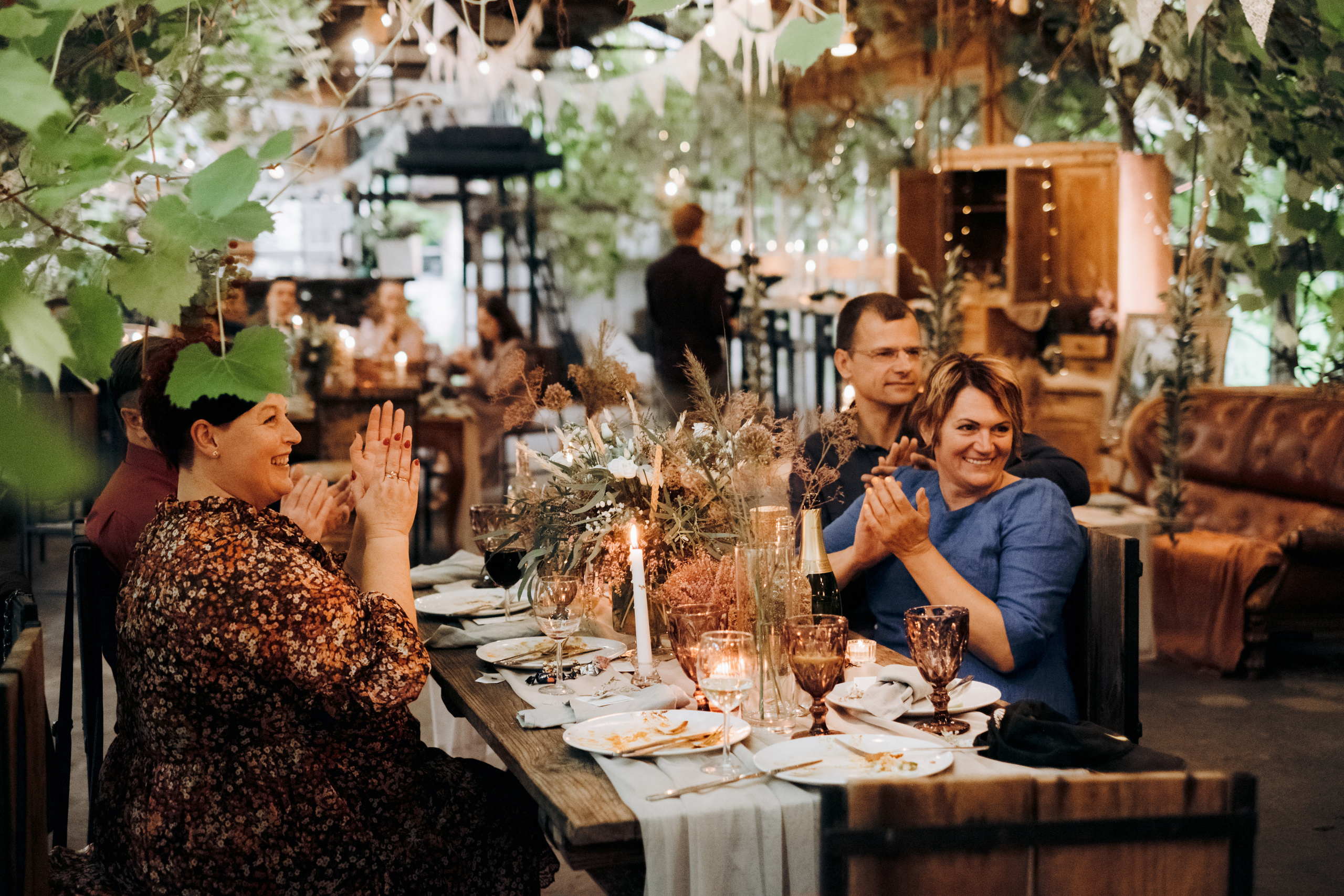 Kāzu foto stāsts Valmierā - Viesu nams Siltumnīca | Madara un Gvido. Kāzu × Ģimenes notikumu fotografs Edgars Kalniņš