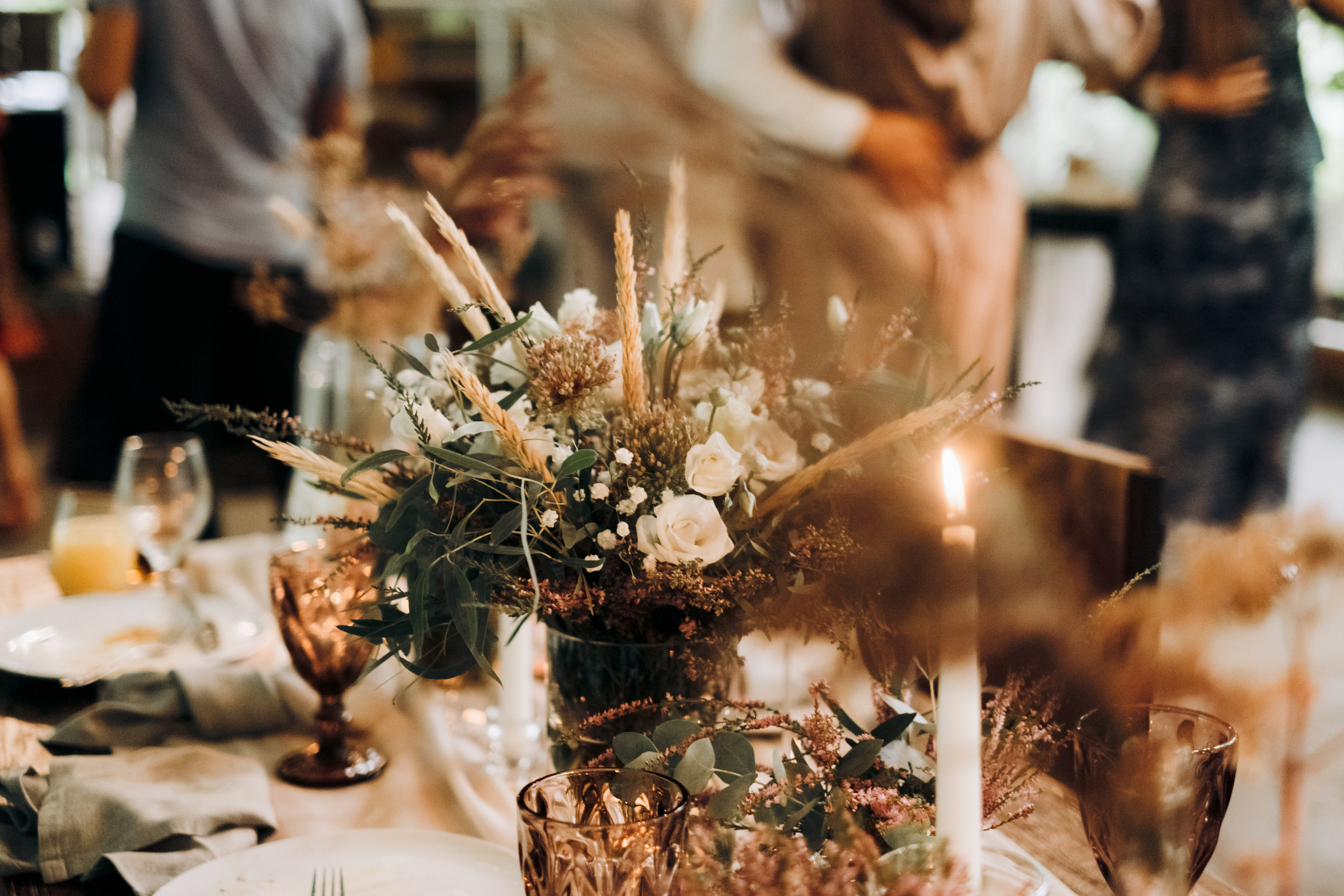 Kāzu foto stāsts Valmierā - Viesu nams Siltumnīca | Madara un Gvido. Kāzu × Ģimenes notikumu fotografs Edgars Kalniņš