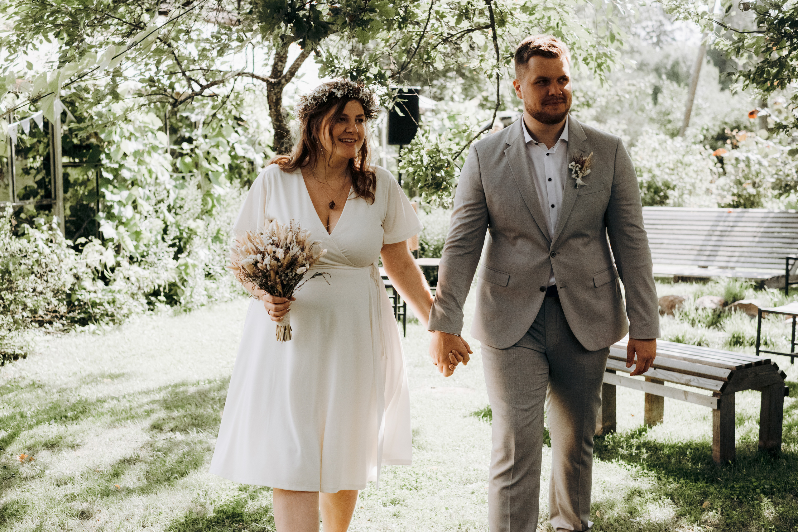 Kāzu foto stāsts Valmierā - Viesu nams Siltumnīca | Madara un Gvido. Kāzu × Ģimenes notikumu fotografs Edgars Kalniņš