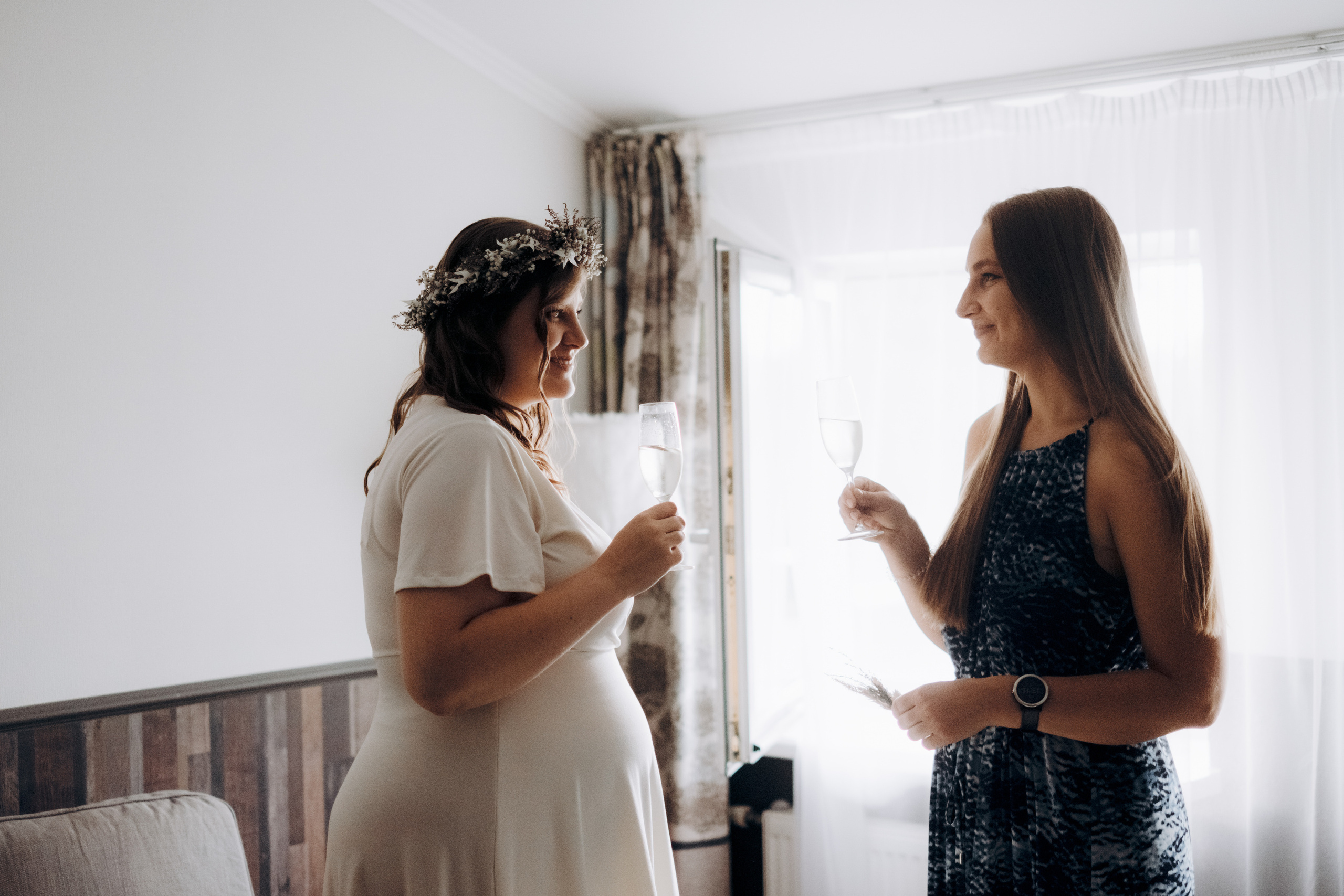 Kāzu foto stāsts Valmierā - Viesu nams Siltumnīca | Madara un Gvido. Kāzu × Ģimenes notikumu fotografs Edgars Kalniņš