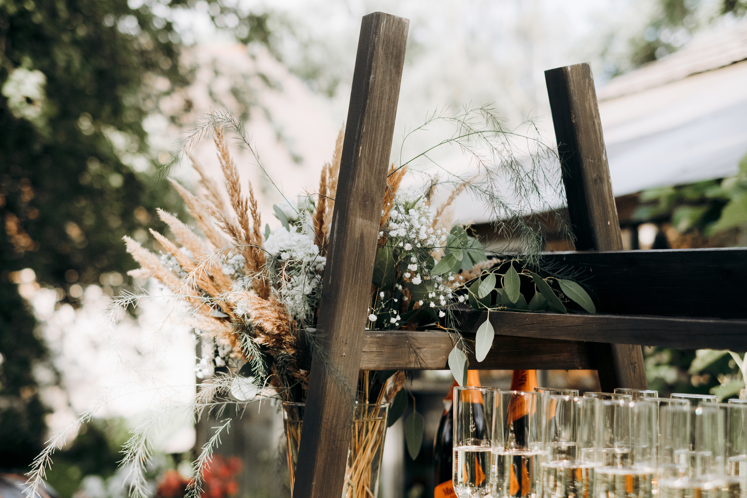Kāzu foto stāsts Valmierā - Viesu nams Siltumnīca | Madara un Gvido. Kāzu × Ģimenes notikumu fotografs Edgars Kalniņš