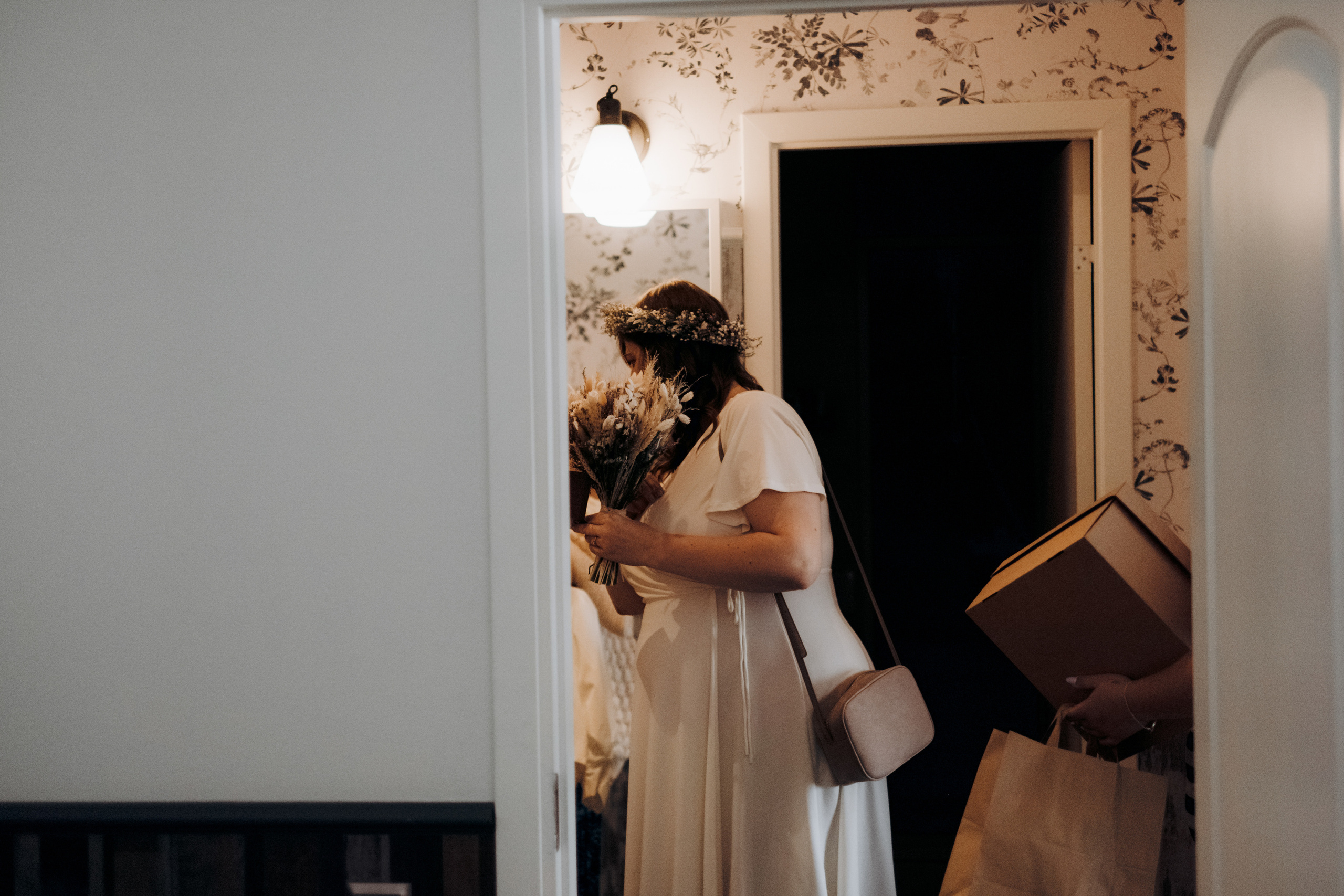 Kāzu foto stāsts Valmierā - Viesu nams Siltumnīca | Madara un Gvido. Kāzu × Ģimenes notikumu fotografs Edgars Kalniņš