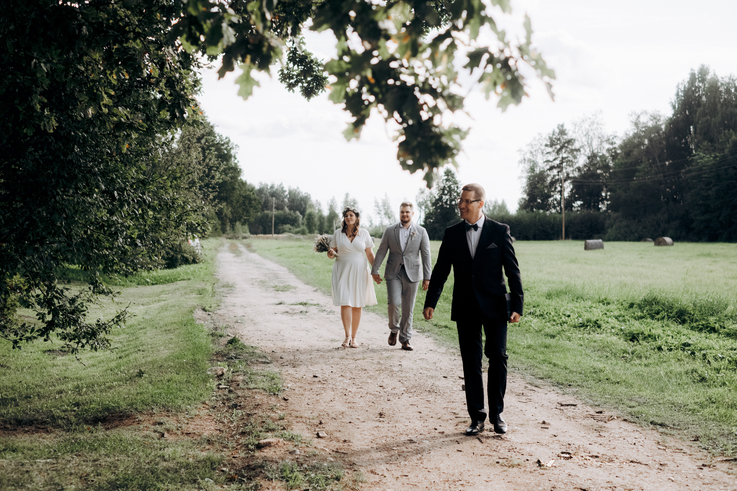 Kāzu foto stāsts Valmierā - Viesu nams Siltumnīca | Madara un Gvido. Kāzu × Ģimenes notikumu fotografs Edgars Kalniņš