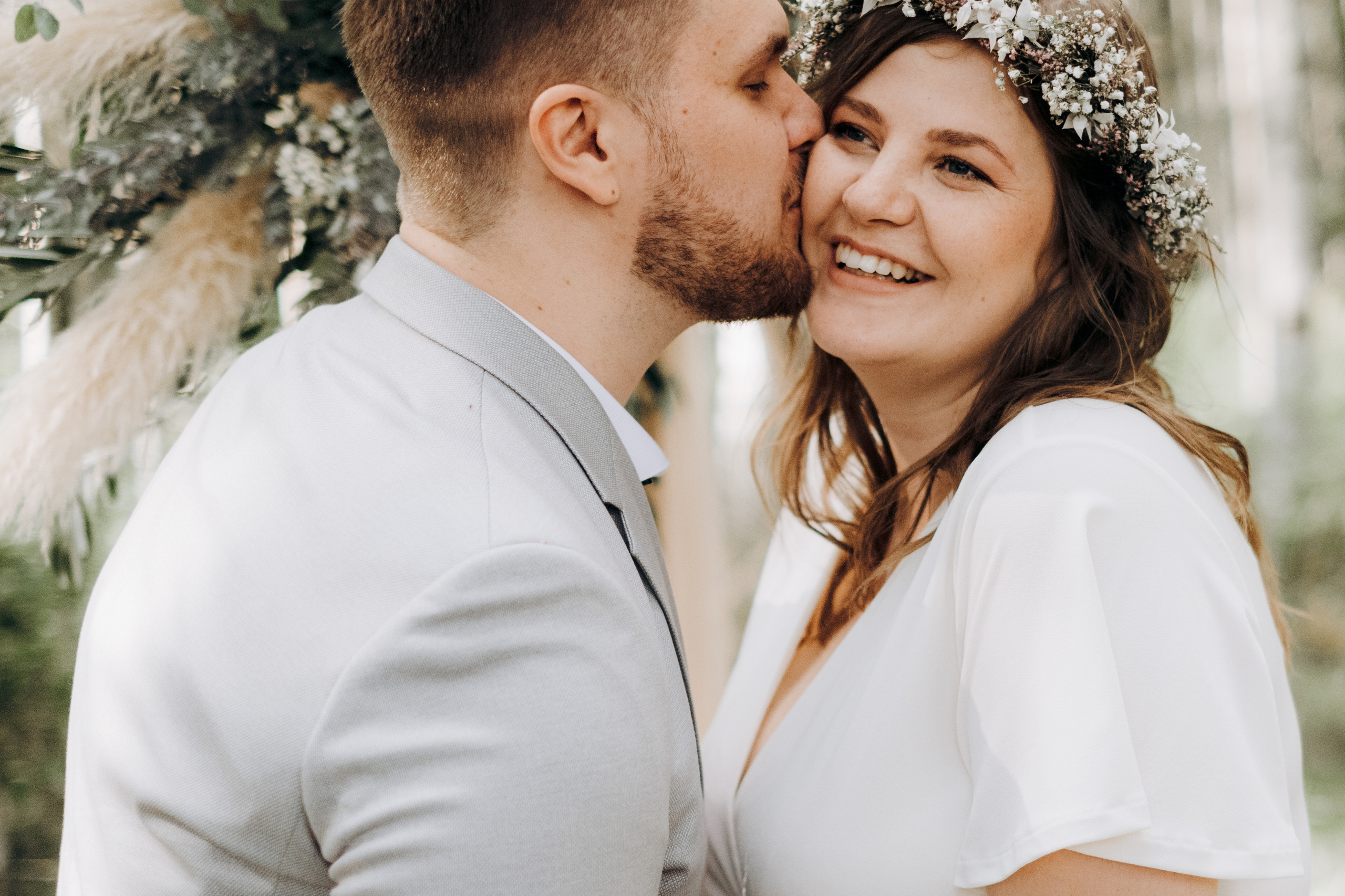 Kāzu foto stāsts Valmierā - Viesu nams Siltumnīca | Madara un Gvido. Kāzu × Ģimenes notikumu fotografs Edgars Kalniņš