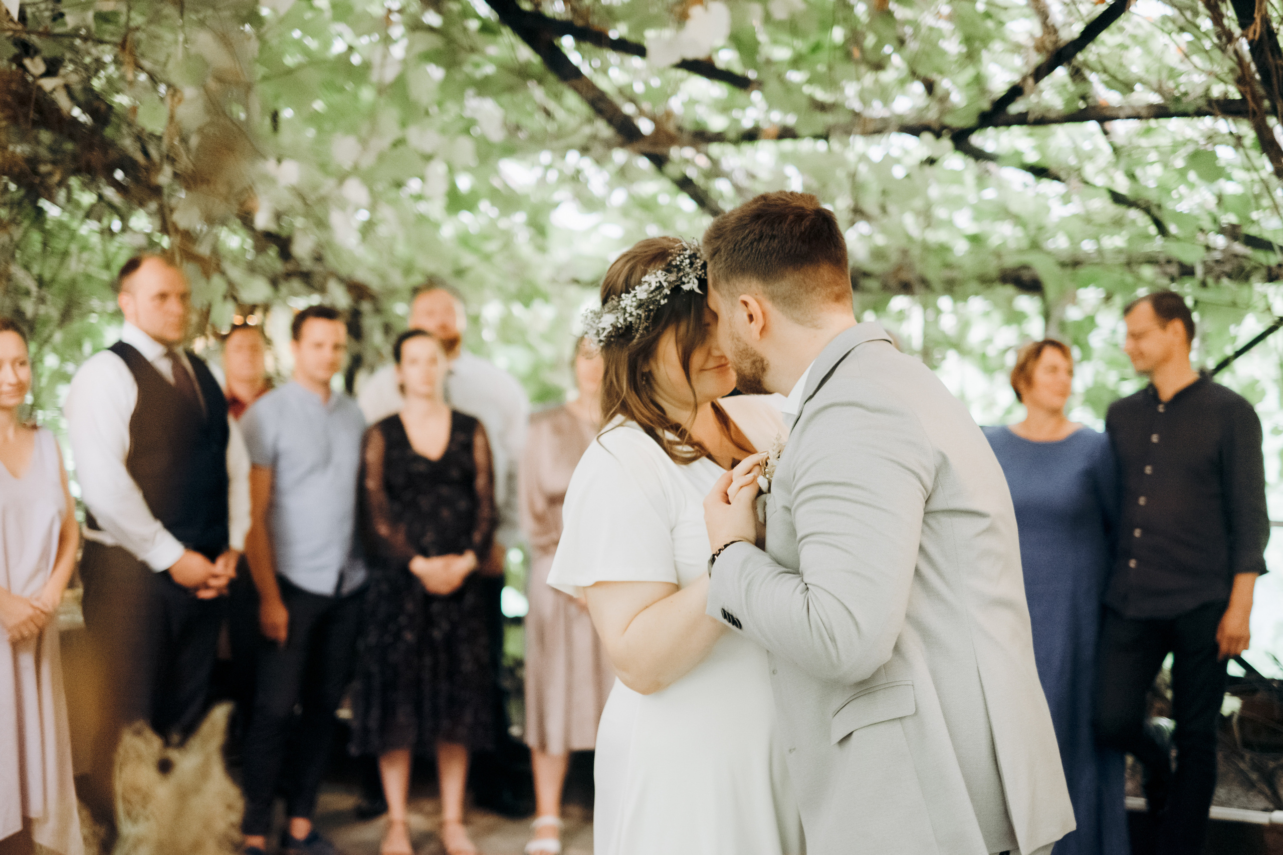 Kāzu foto stāsts Valmierā - Viesu nams Siltumnīca | Madara un Gvido. Kāzu × Ģimenes notikumu fotografs Edgars Kalniņš