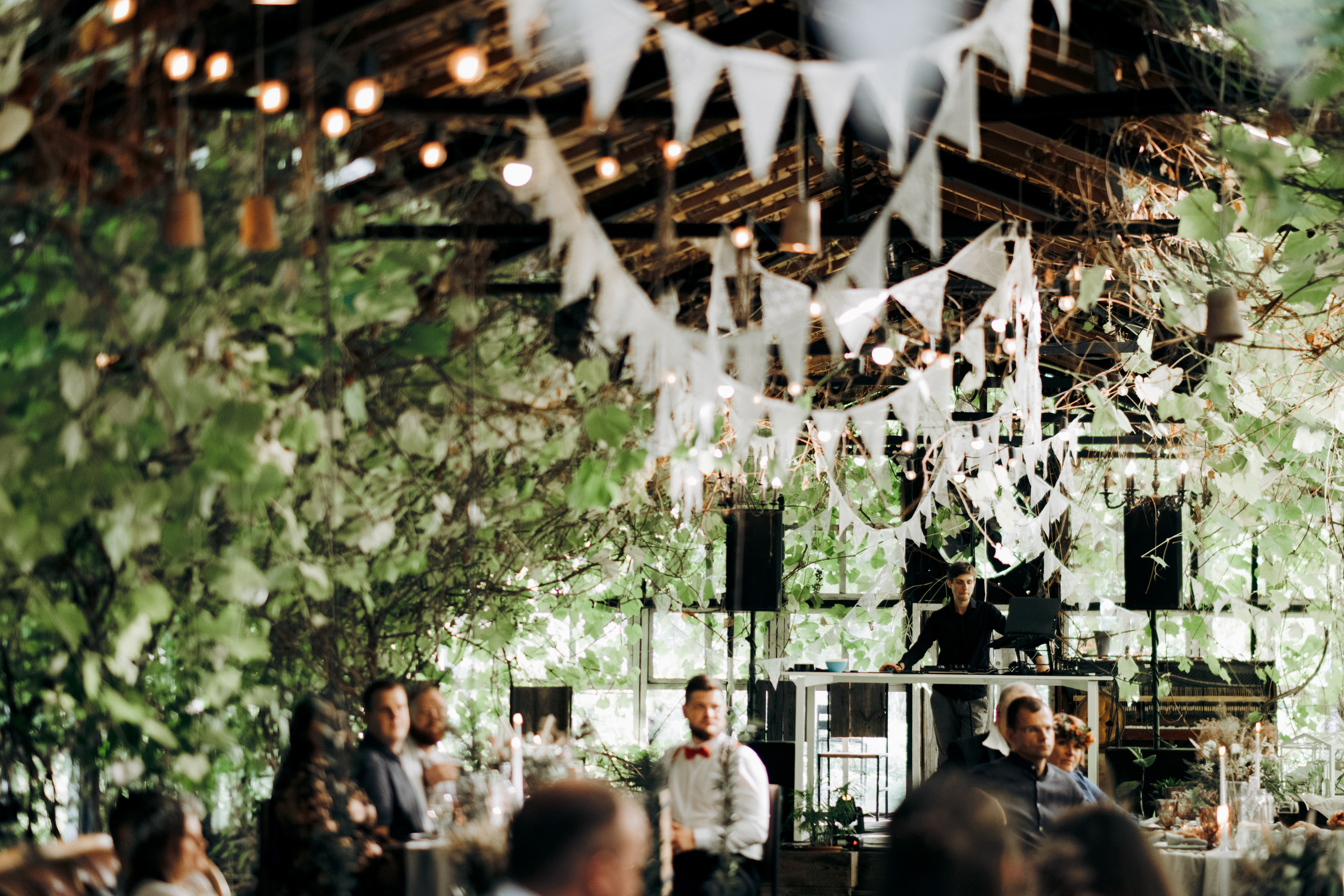 Kāzu foto stāsts Valmierā - Viesu nams Siltumnīca | Madara un Gvido. Kāzu × Ģimenes notikumu fotografs Edgars Kalniņš