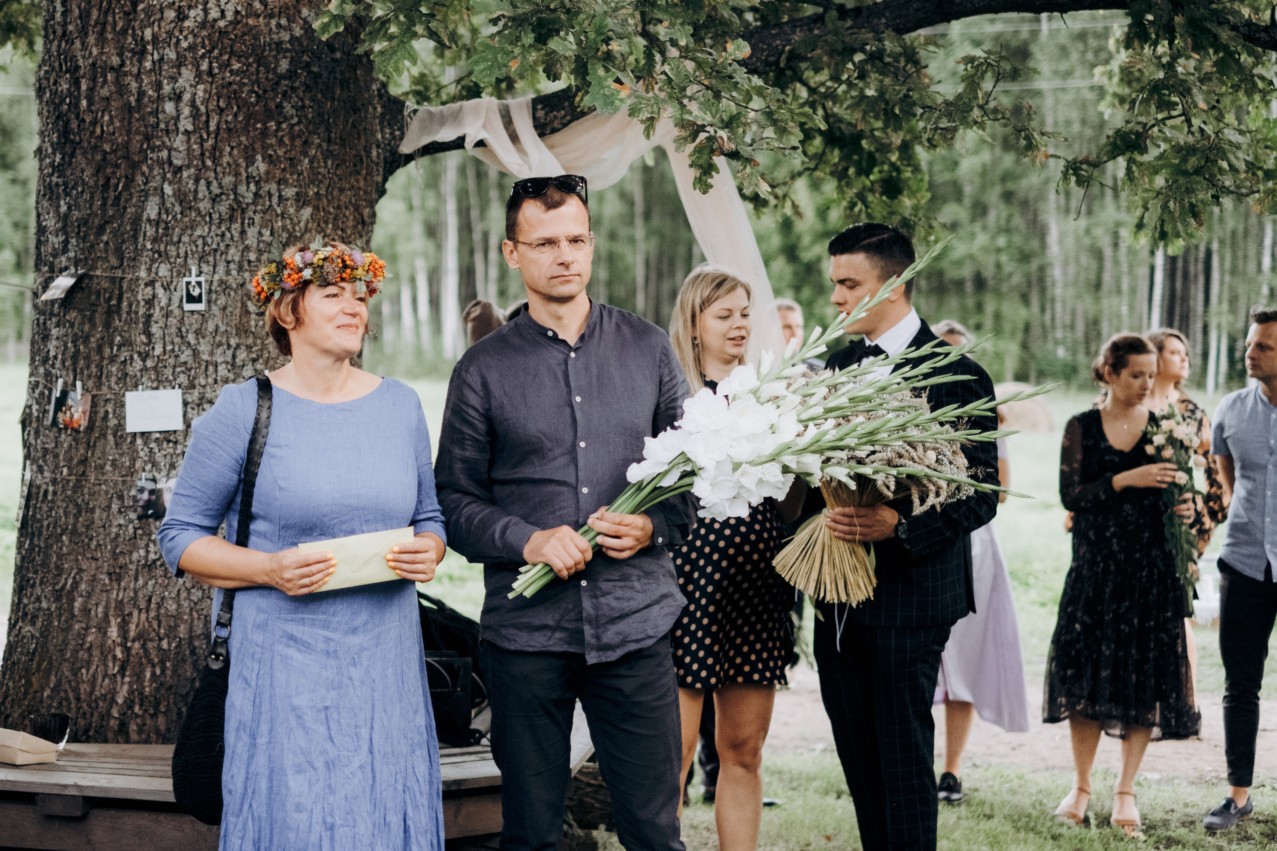 Kāzu foto stāsts Valmierā - Viesu nams Siltumnīca | Madara un Gvido. Kāzu × Ģimenes notikumu fotografs Edgars Kalniņš