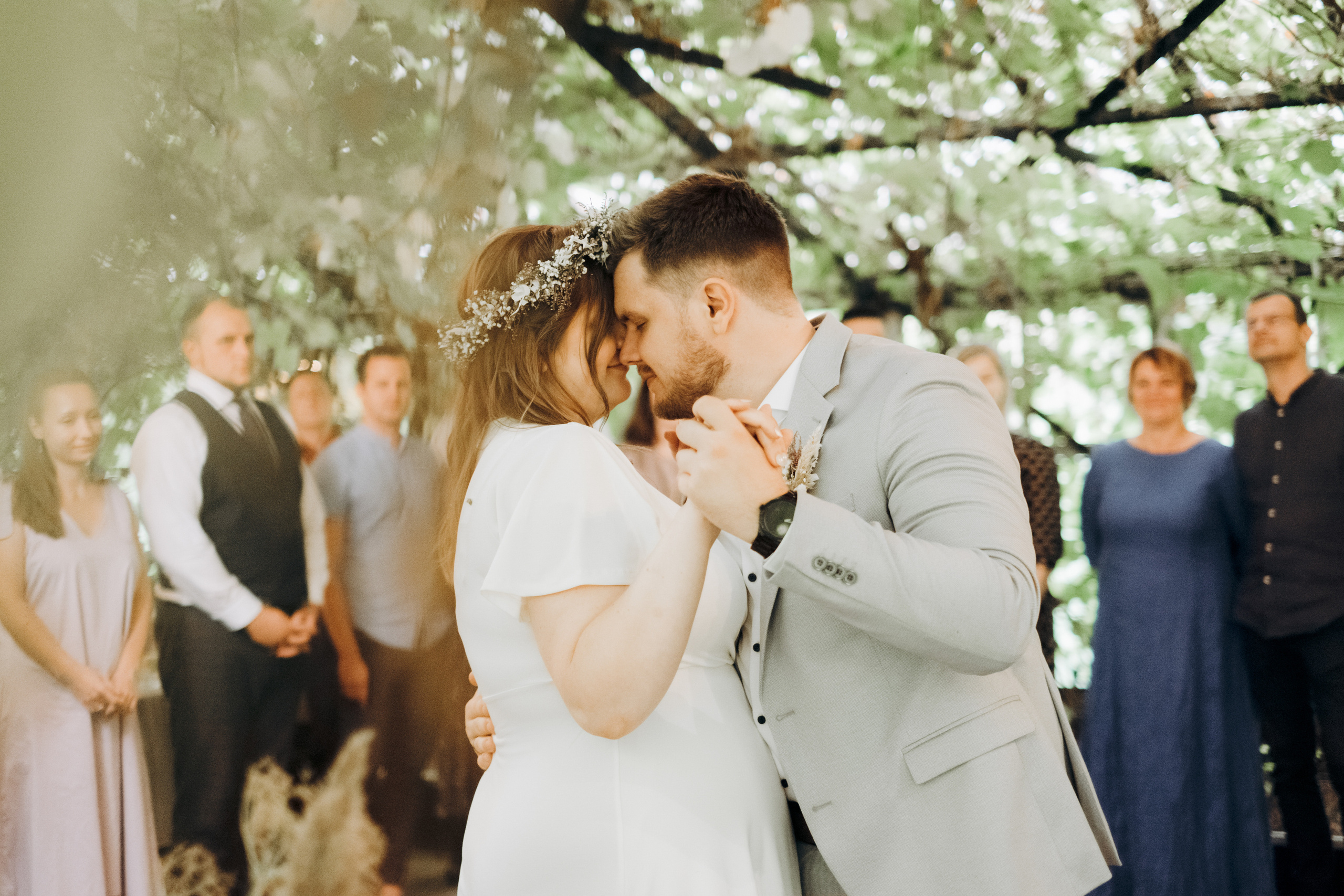 Kāzu foto stāsts Valmierā - Viesu nams Siltumnīca | Madara un Gvido. Kāzu × Ģimenes notikumu fotografs Edgars Kalniņš