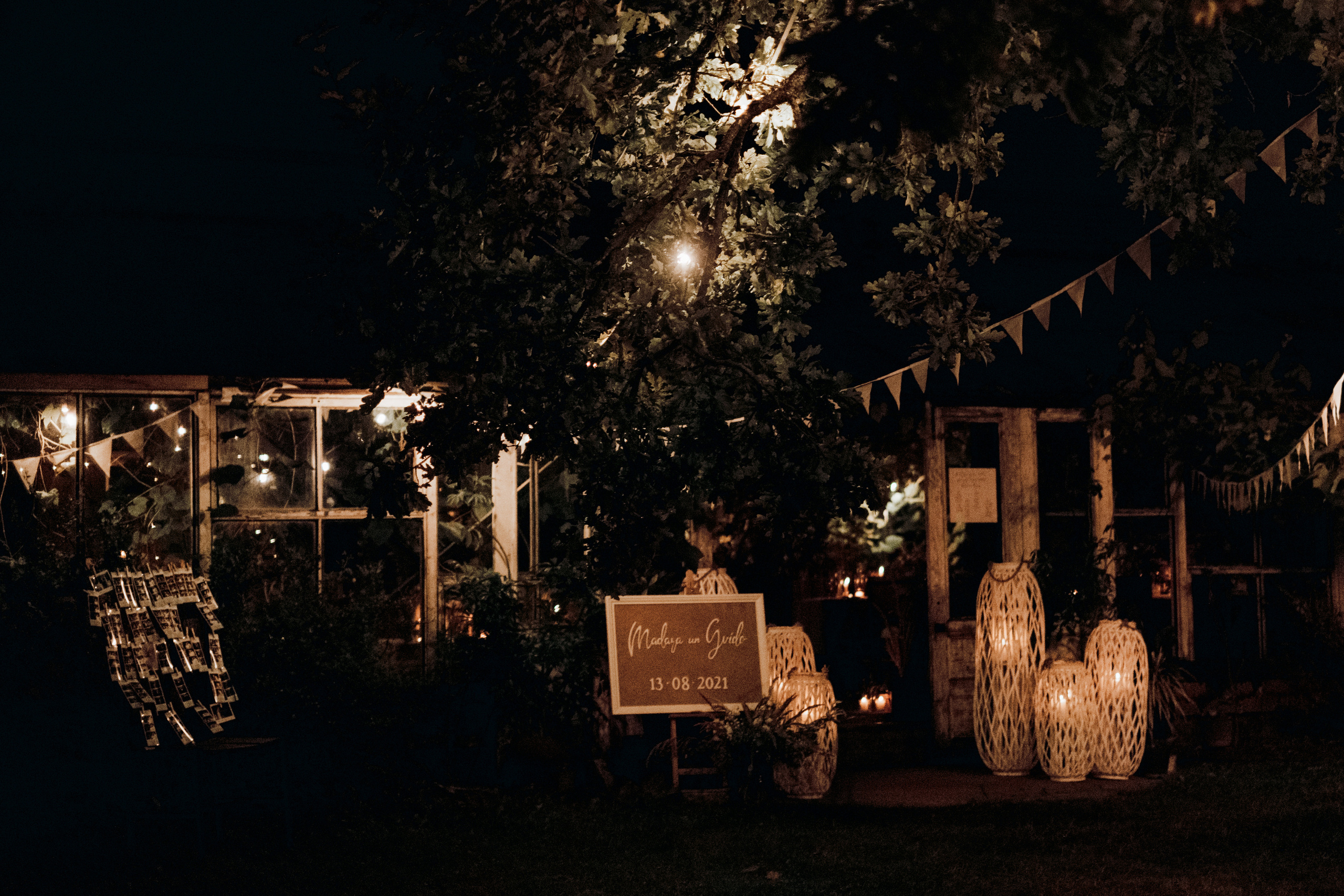 Kāzu foto stāsts Valmierā - Viesu nams Siltumnīca | Madara un Gvido. Kāzu × Ģimenes notikumu fotografs Edgars Kalniņš