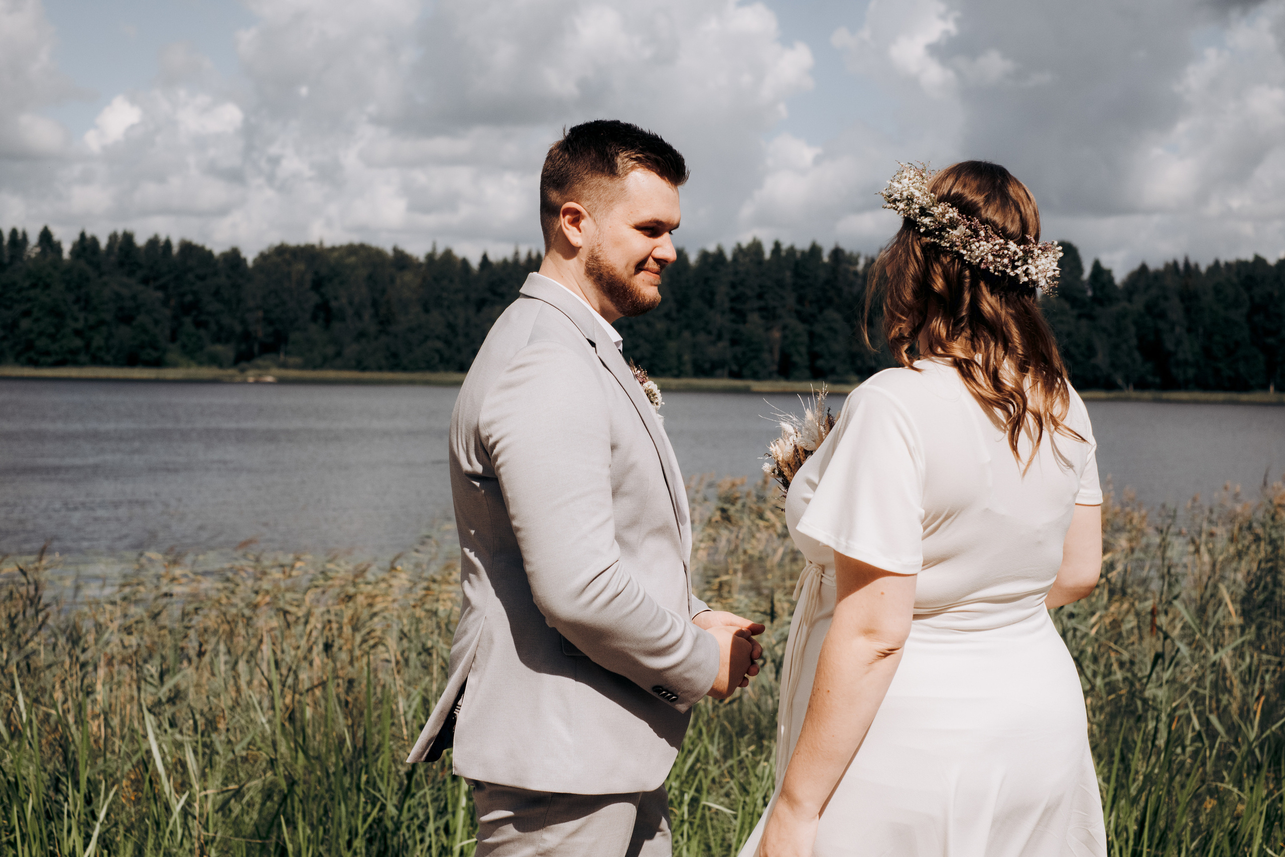 Kāzu foto stāsts Valmierā - Viesu nams Siltumnīca | Madara un Gvido. Kāzu × Ģimenes notikumu fotografs Edgars Kalniņš