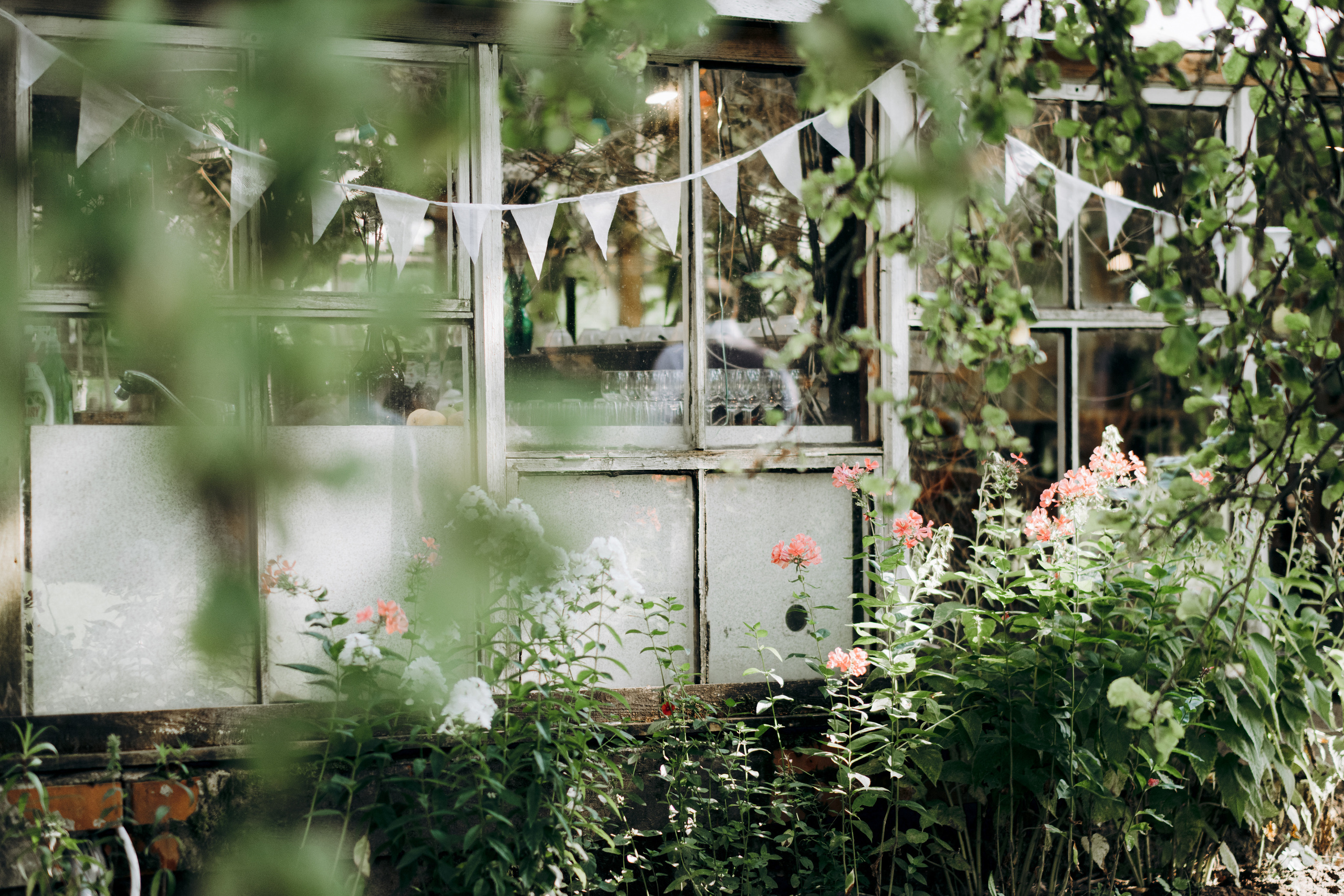 Kāzu foto stāsts Valmierā - Viesu nams Siltumnīca | Madara un Gvido. Kāzu × Ģimenes notikumu fotografs Edgars Kalniņš