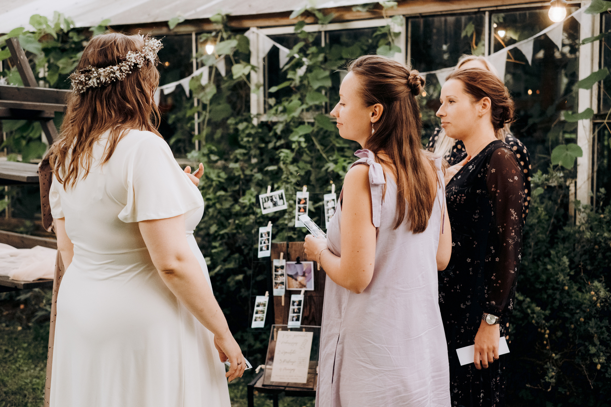Kāzu foto stāsts Valmierā - Viesu nams Siltumnīca | Madara un Gvido. Kāzu × Ģimenes notikumu fotografs Edgars Kalniņš