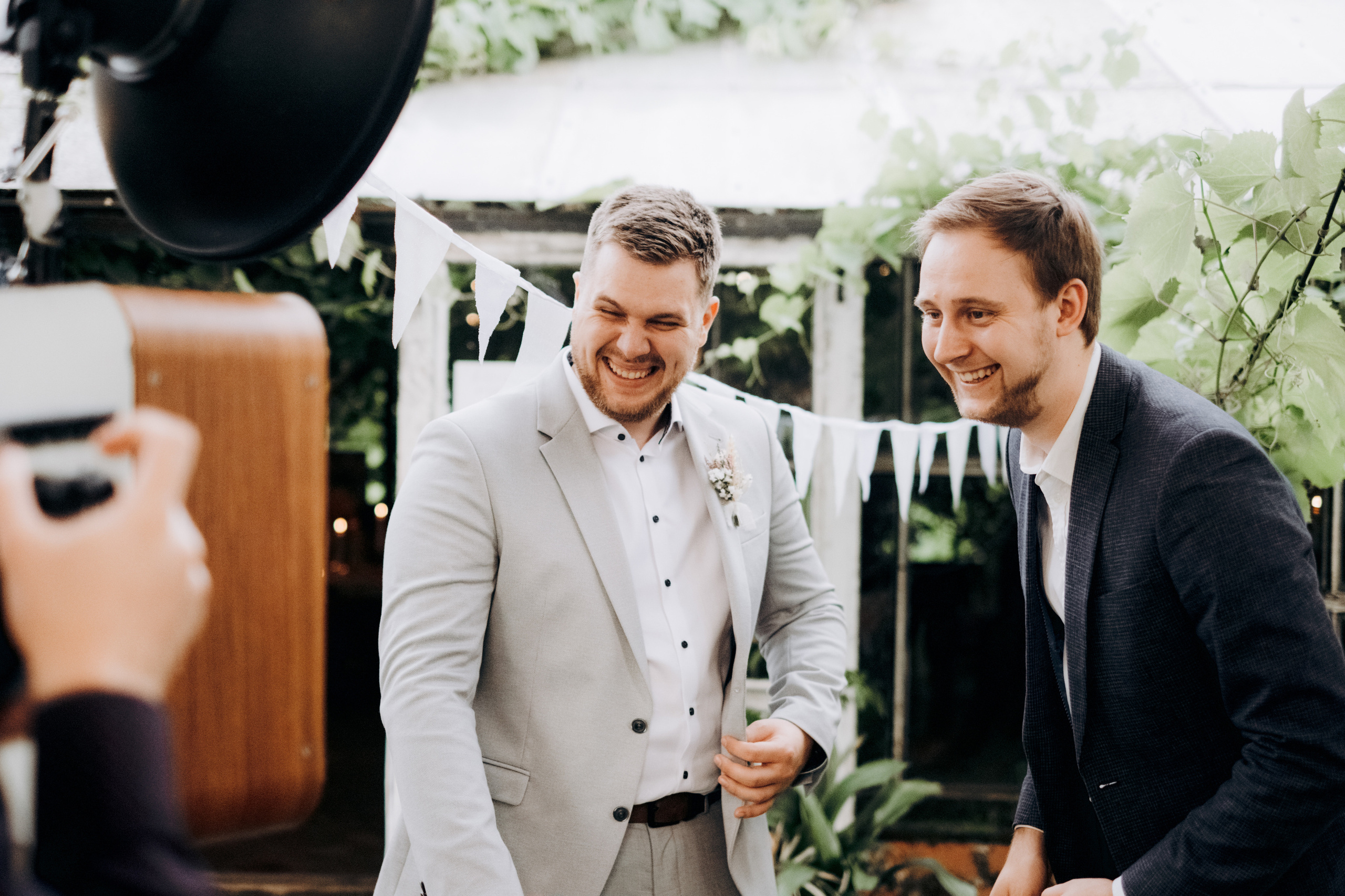 Kāzu foto stāsts Valmierā - Viesu nams Siltumnīca | Madara un Gvido. Kāzu × Ģimenes notikumu fotografs Edgars Kalniņš