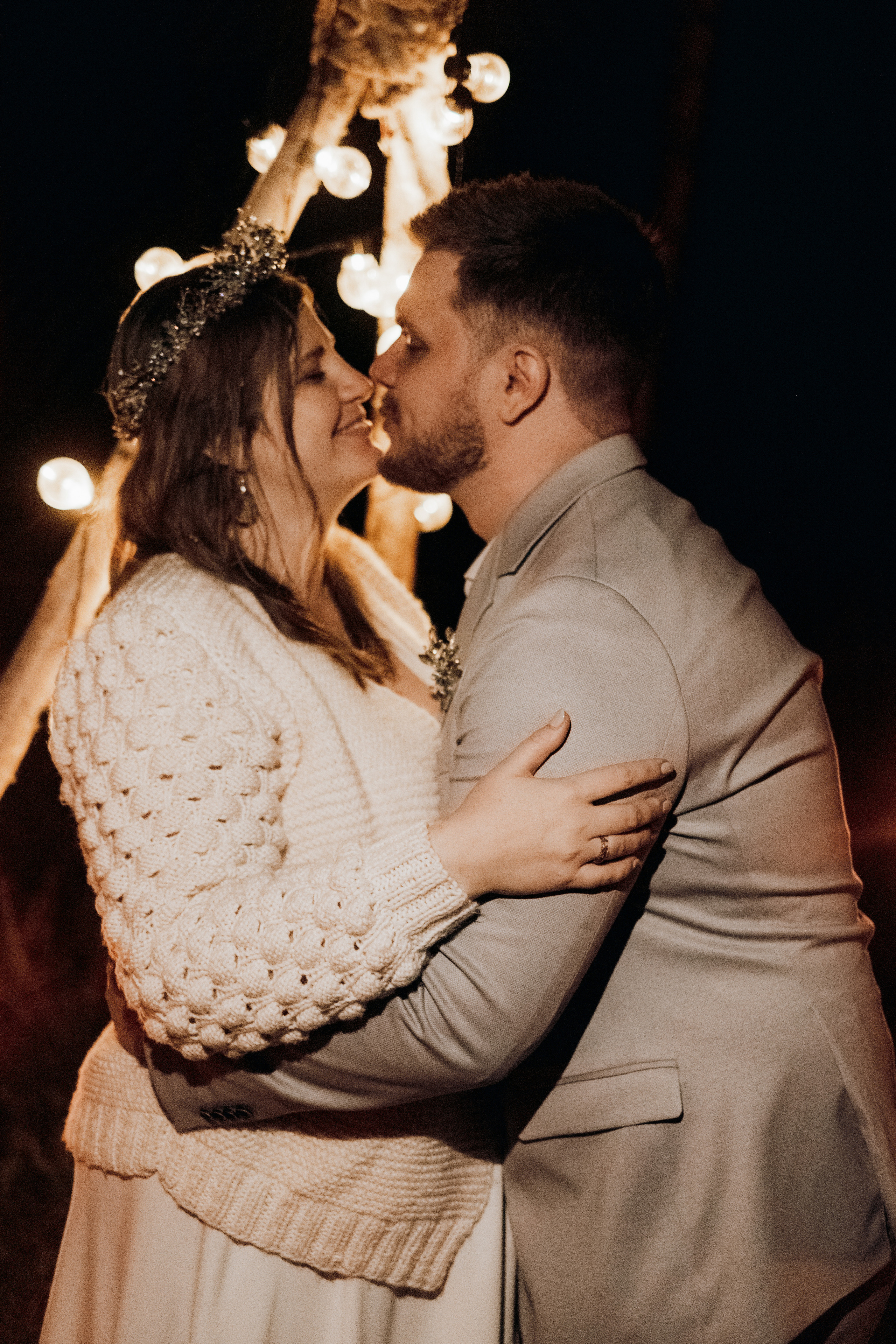 Kāzu foto stāsts Valmierā - Viesu nams Siltumnīca | Madara un Gvido. Kāzu × Ģimenes notikumu fotografs Edgars Kalniņš