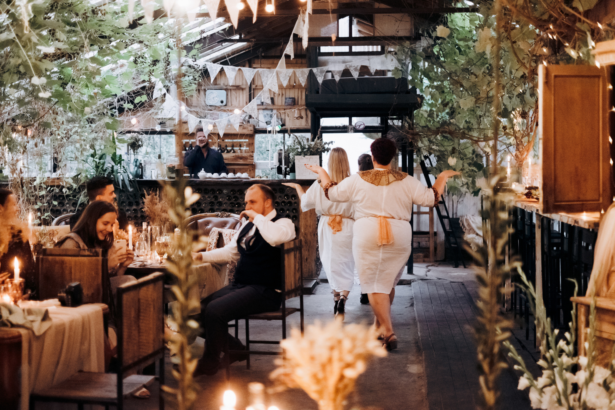 Kāzu foto stāsts Valmierā - Viesu nams Siltumnīca | Madara un Gvido. Kāzu × Ģimenes notikumu fotografs Edgars Kalniņš