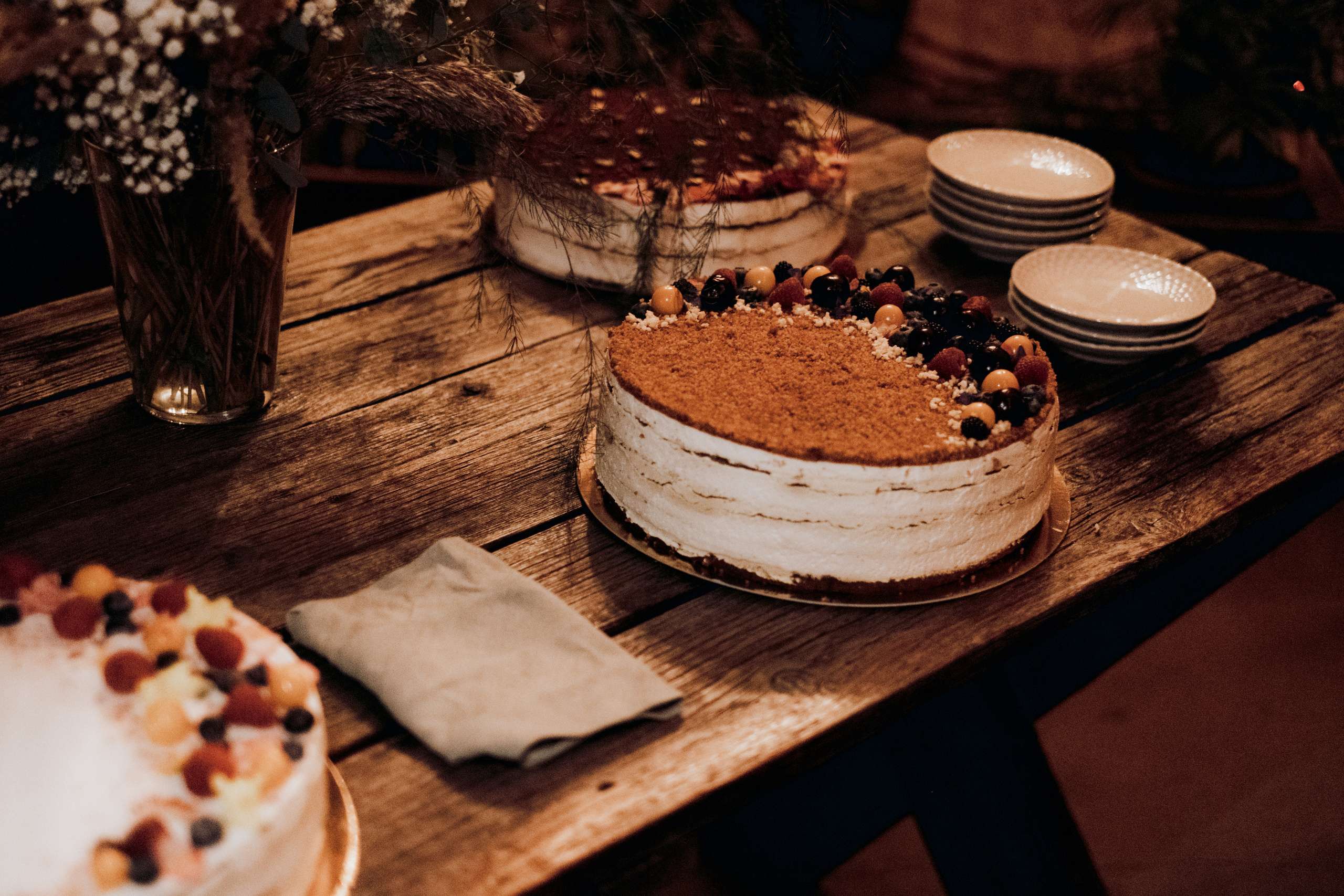 Kāzu foto stāsts Valmierā - Viesu nams Siltumnīca | Madara un Gvido. Kāzu × Ģimenes notikumu fotografs Edgars Kalniņš