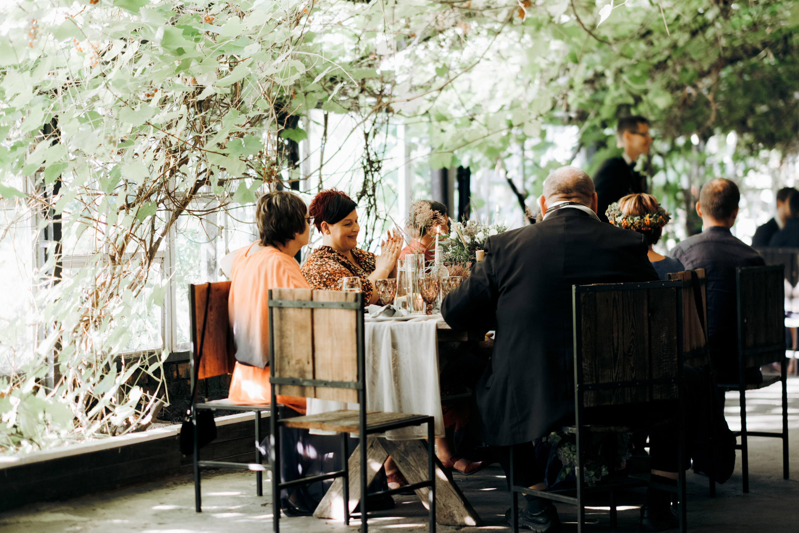 Kāzu foto stāsts Valmierā - Viesu nams Siltumnīca | Madara un Gvido. Kāzu × Ģimenes notikumu fotografs Edgars Kalniņš