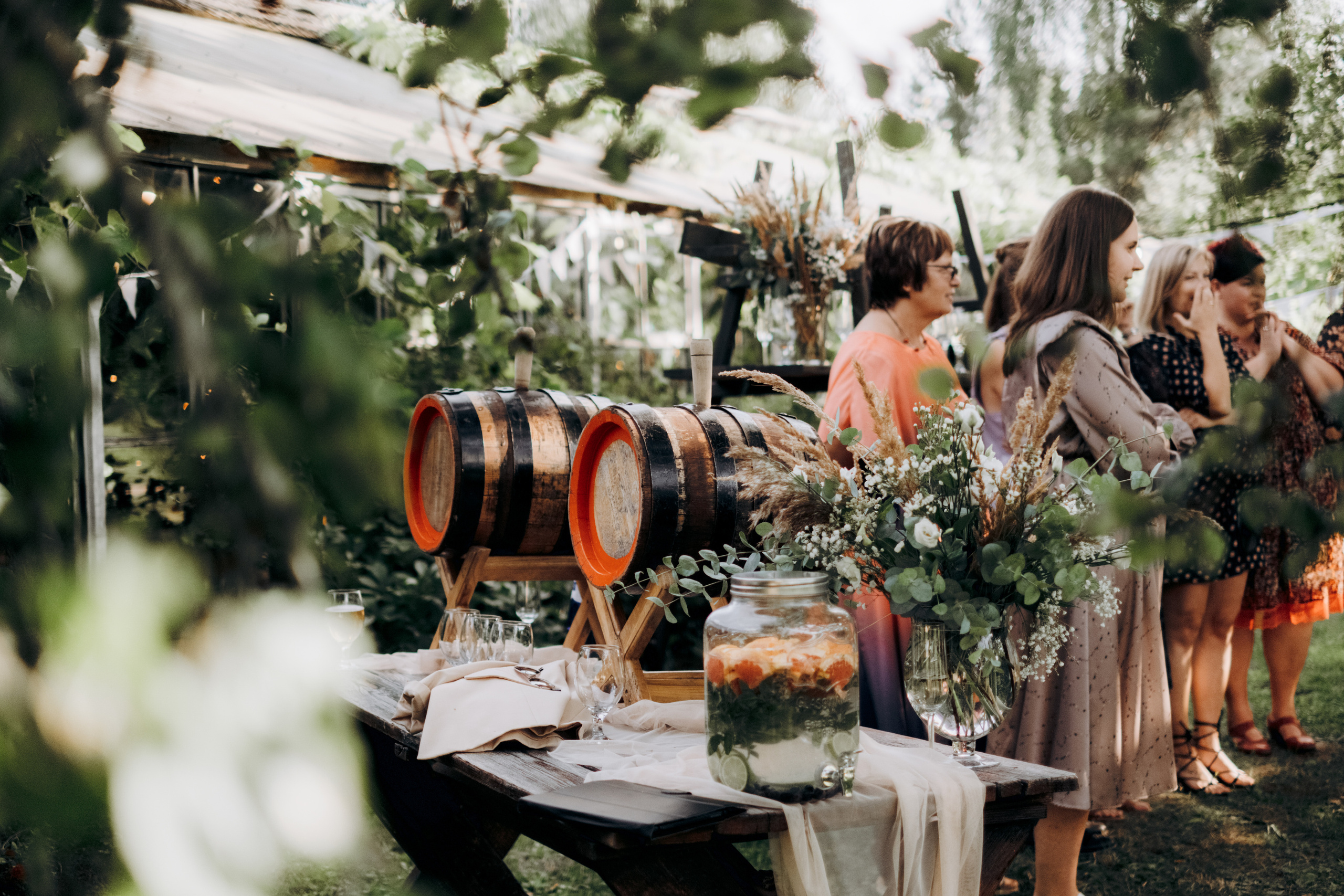 Kāzu foto stāsts Valmierā - Viesu nams Siltumnīca | Madara un Gvido. Kāzu × Ģimenes notikumu fotografs Edgars Kalniņš