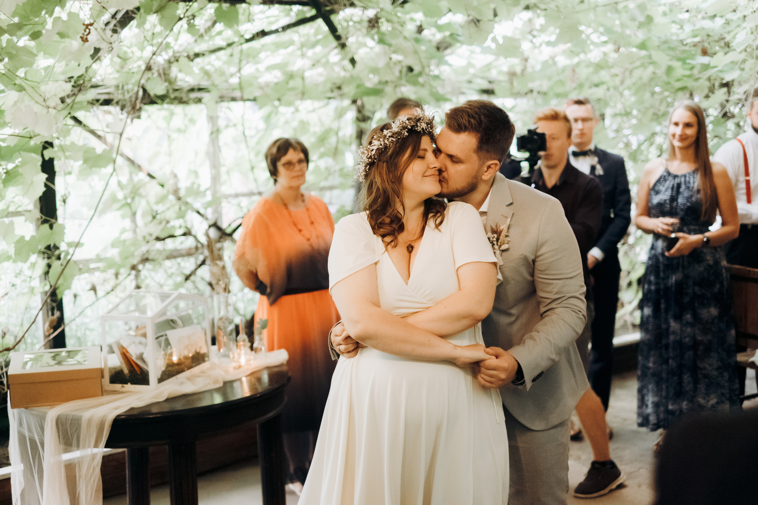 Kāzu foto stāsts Valmierā - Viesu nams Siltumnīca | Madara un Gvido. Kāzu × Ģimenes notikumu fotografs Edgars Kalniņš