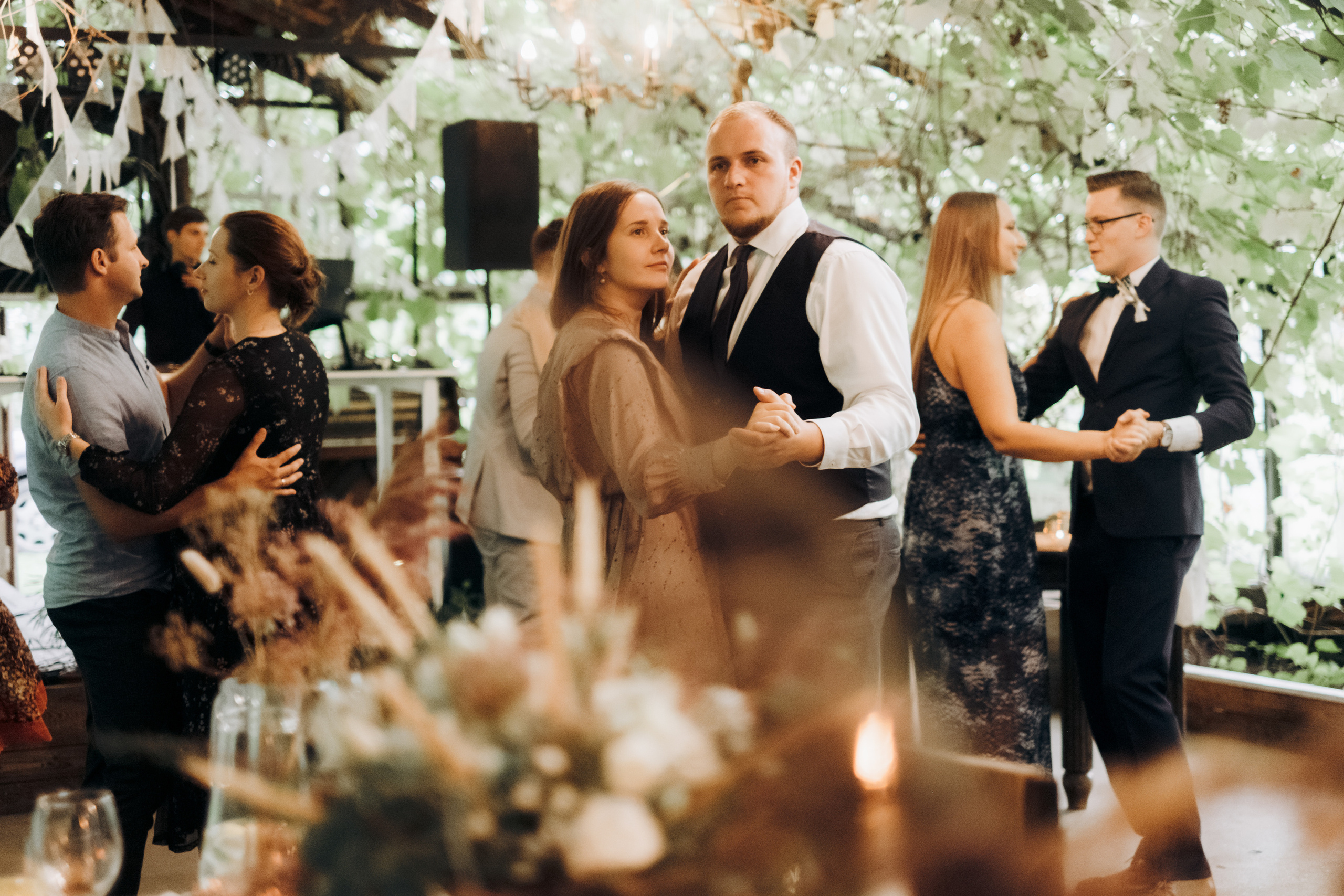 Kāzu foto stāsts Valmierā - Viesu nams Siltumnīca | Madara un Gvido. Kāzu × Ģimenes notikumu fotografs Edgars Kalniņš