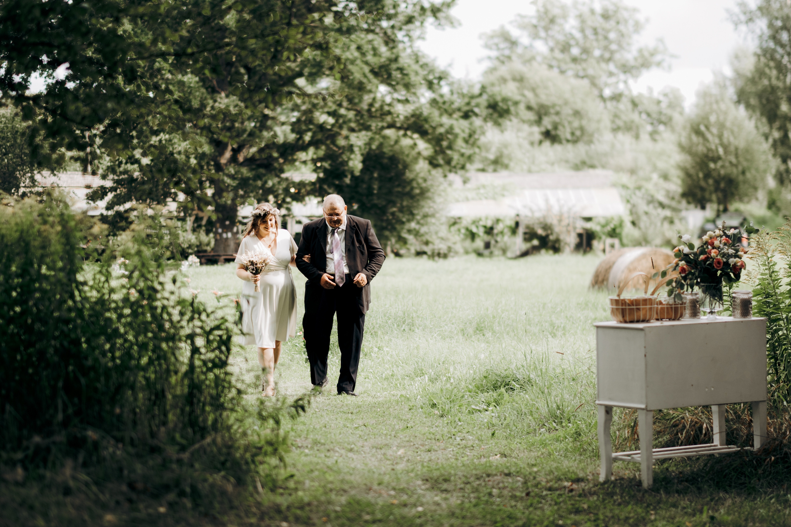 Kāzu foto stāsts Valmierā - Viesu nams Siltumnīca | Madara un Gvido. Kāzu × Ģimenes notikumu fotografs Edgars Kalniņš
