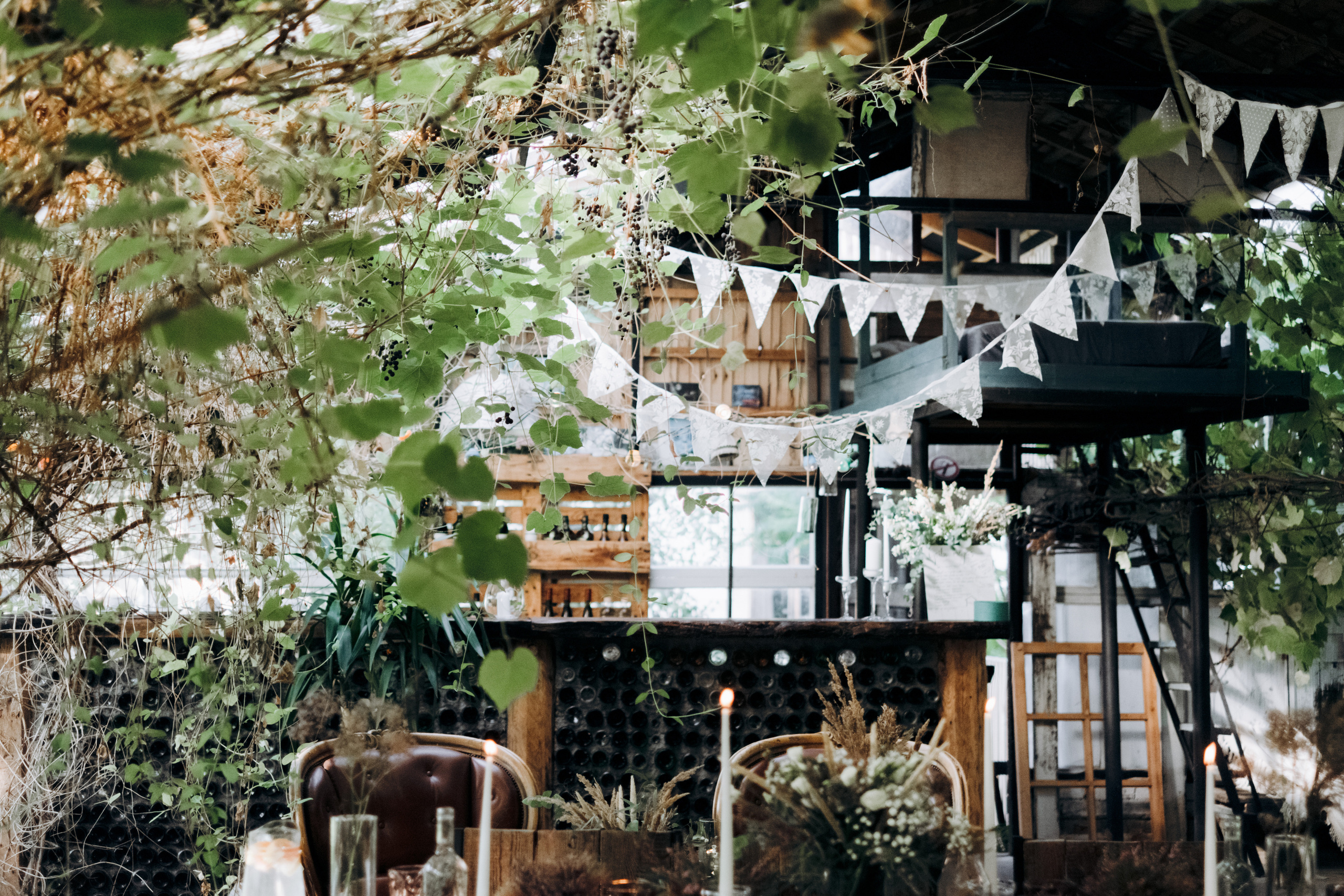 Kāzu foto stāsts Valmierā - Viesu nams Siltumnīca | Madara un Gvido. Kāzu × Ģimenes notikumu fotografs Edgars Kalniņš