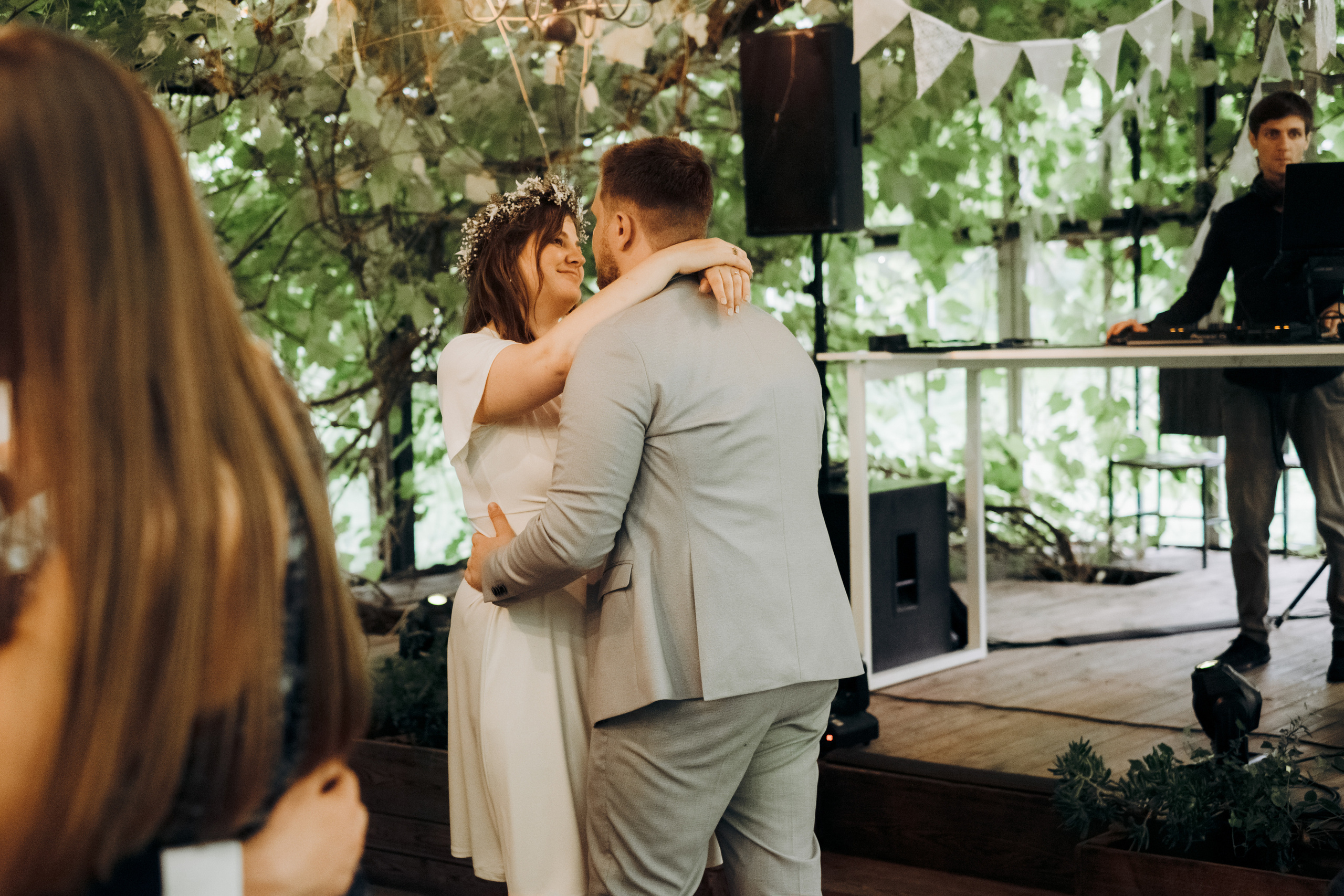Kāzu foto stāsts Valmierā - Viesu nams Siltumnīca | Madara un Gvido. Kāzu × Ģimenes notikumu fotografs Edgars Kalniņš