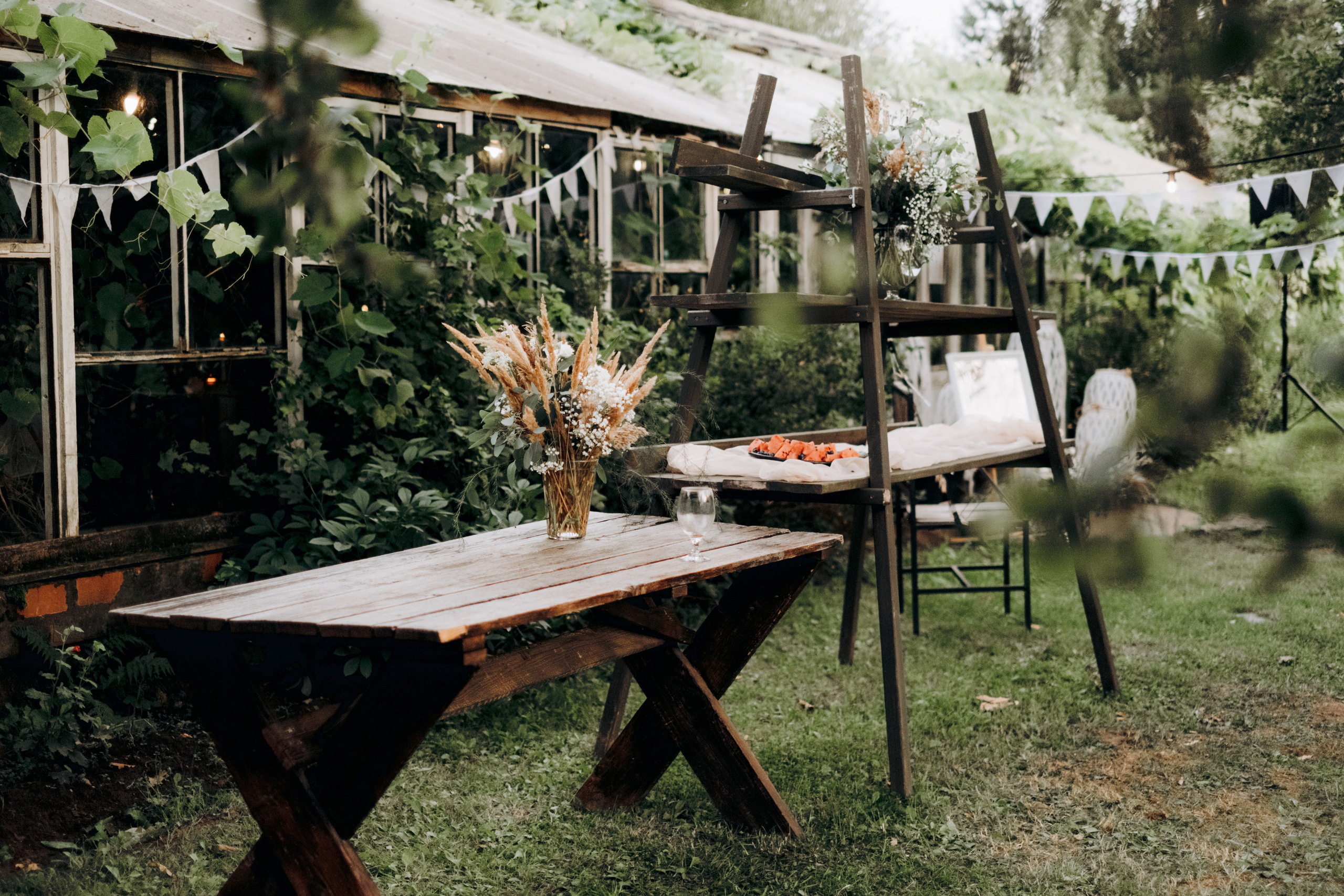 Kāzu foto stāsts Valmierā - Viesu nams Siltumnīca | Madara un Gvido. Kāzu × Ģimenes notikumu fotografs Edgars Kalniņš