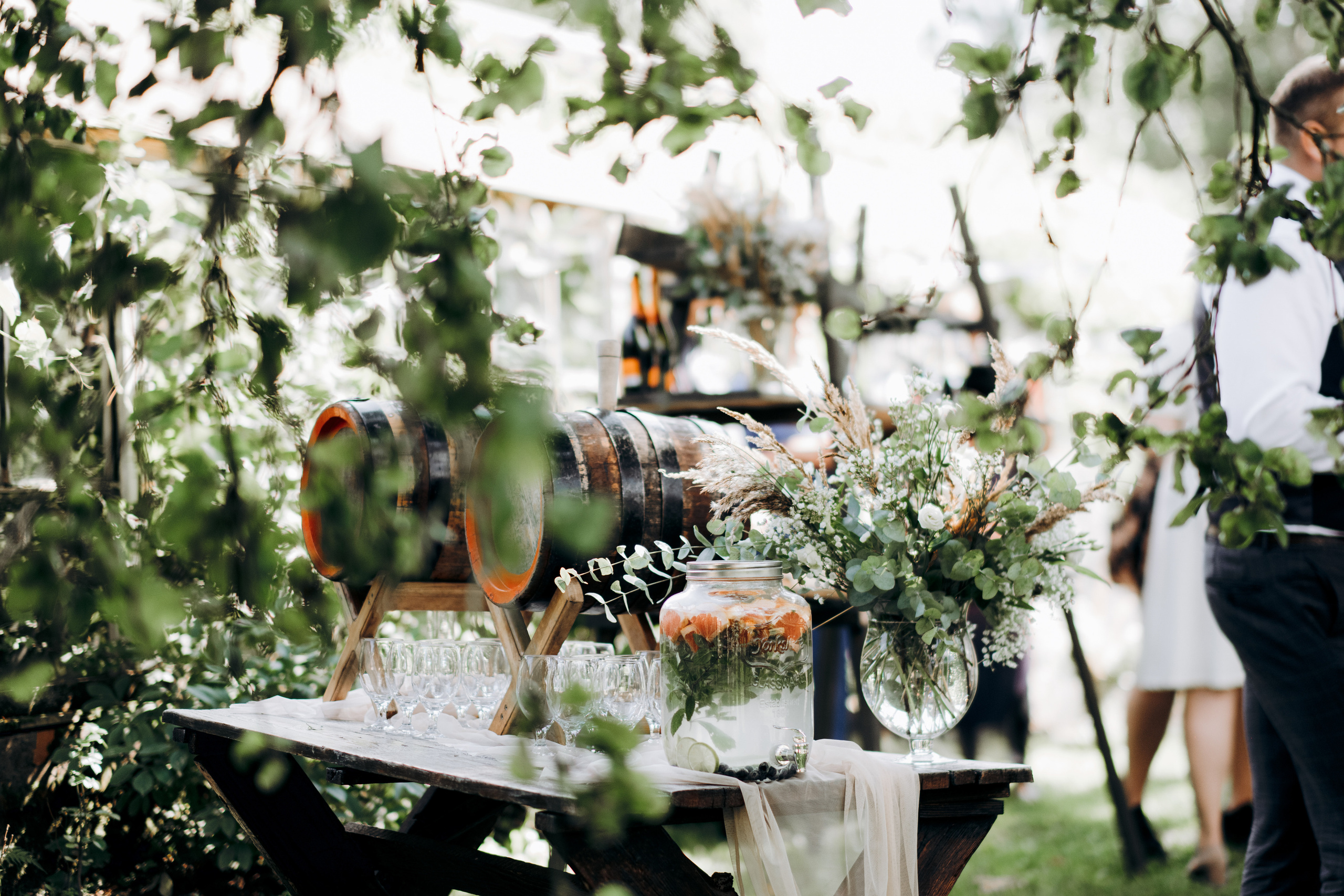 Kāzu foto stāsts Valmierā - Viesu nams Siltumnīca | Madara un Gvido. Kāzu × Ģimenes notikumu fotografs Edgars Kalniņš
