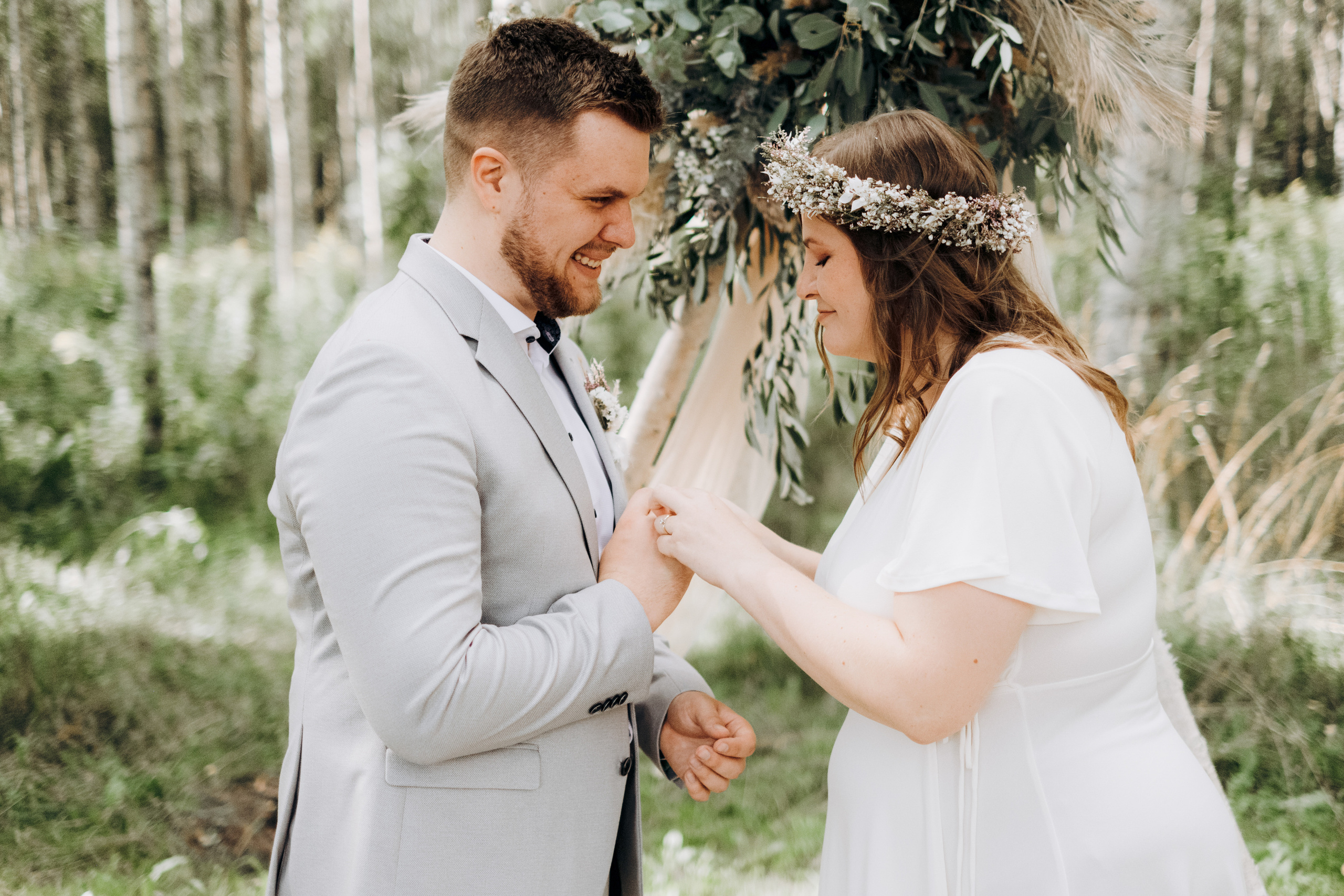 Kāzu foto stāsts Valmierā - Viesu nams Siltumnīca | Madara un Gvido. Kāzu × Ģimenes notikumu fotografs Edgars Kalniņš