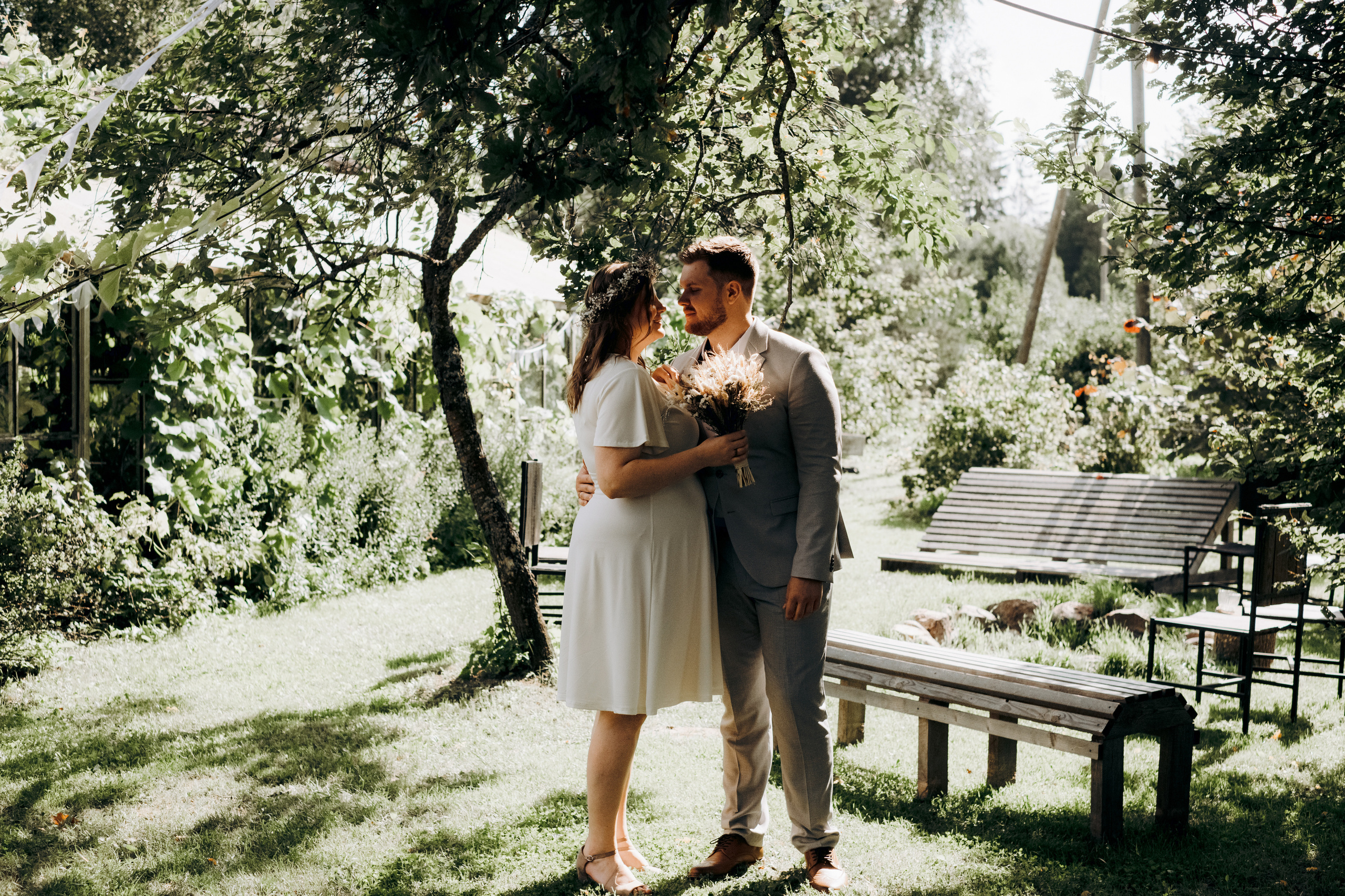 Kāzu foto stāsts Valmierā - Viesu nams Siltumnīca | Madara un Gvido. Kāzu × Ģimenes notikumu fotografs Edgars Kalniņš