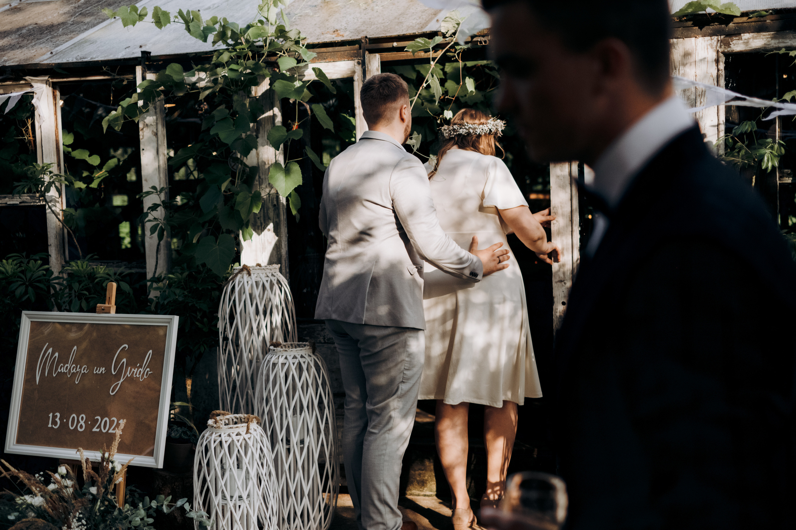 Kāzu foto stāsts Valmierā - Viesu nams Siltumnīca | Madara un Gvido. Kāzu × Ģimenes notikumu fotografs Edgars Kalniņš