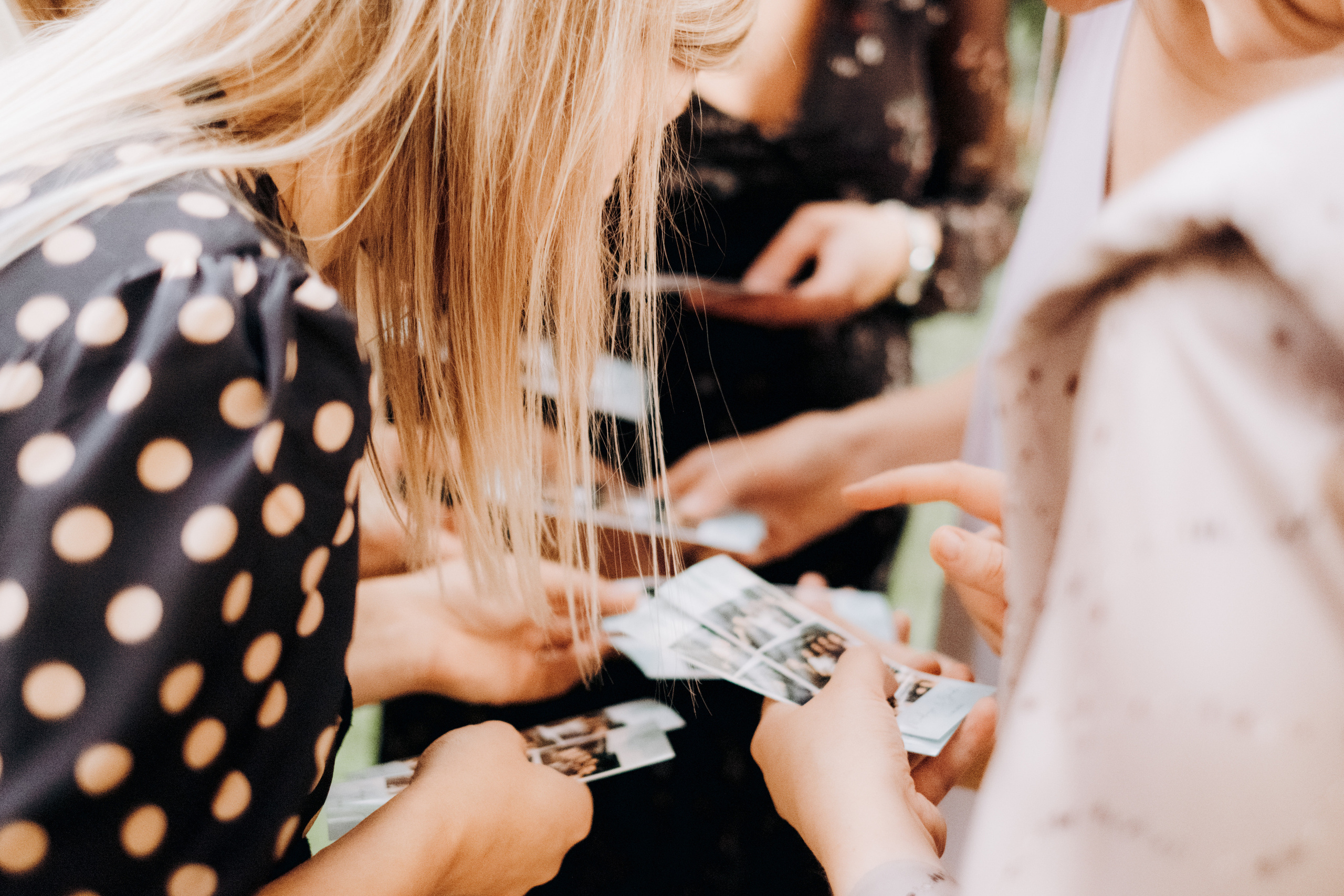 Kāzu foto stāsts Valmierā - Viesu nams Siltumnīca | Madara un Gvido. Kāzu × Ģimenes notikumu fotografs Edgars Kalniņš