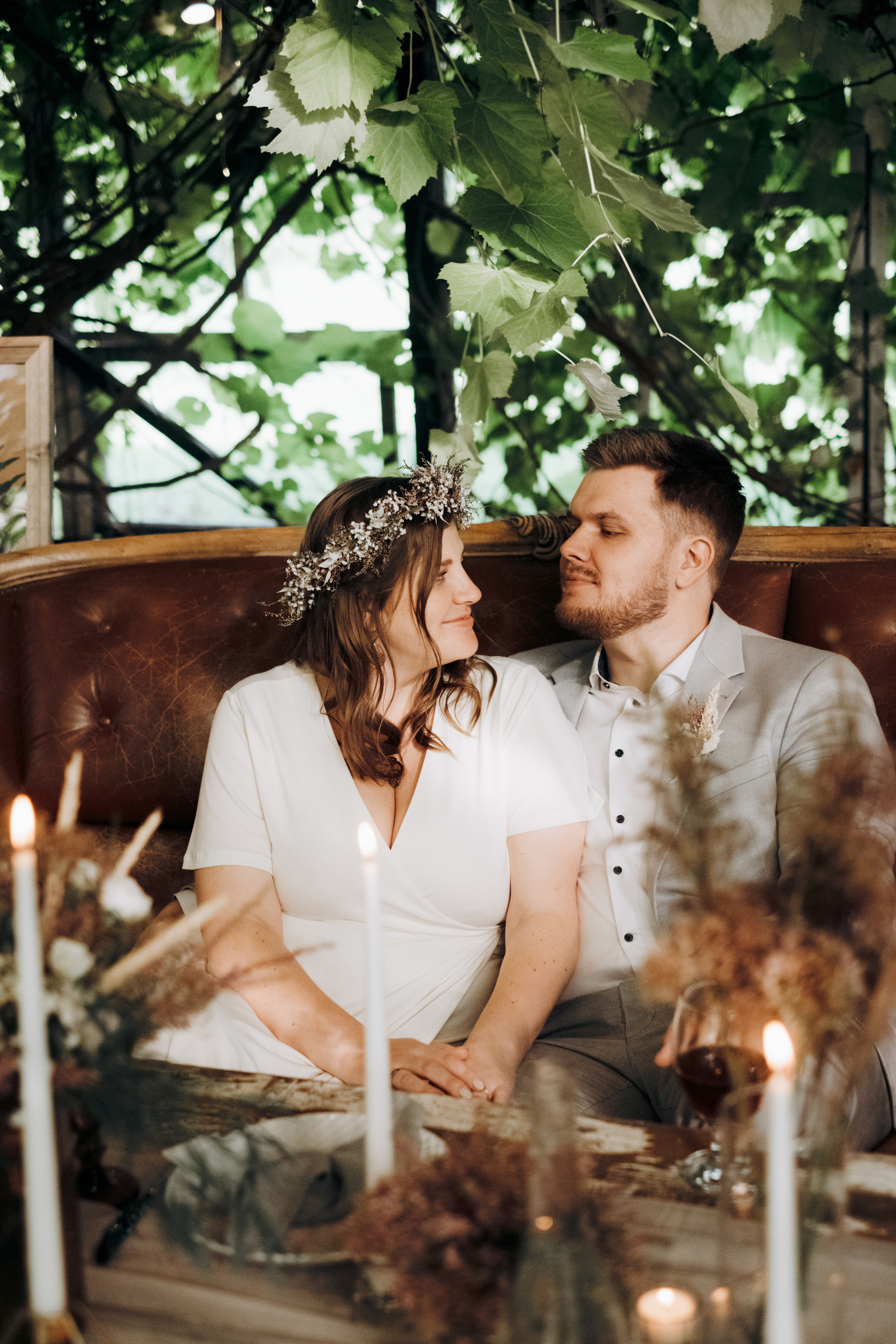 Kāzu foto stāsts Valmierā - Viesu nams Siltumnīca | Madara un Gvido. Kāzu × Ģimenes notikumu fotografs Edgars Kalniņš